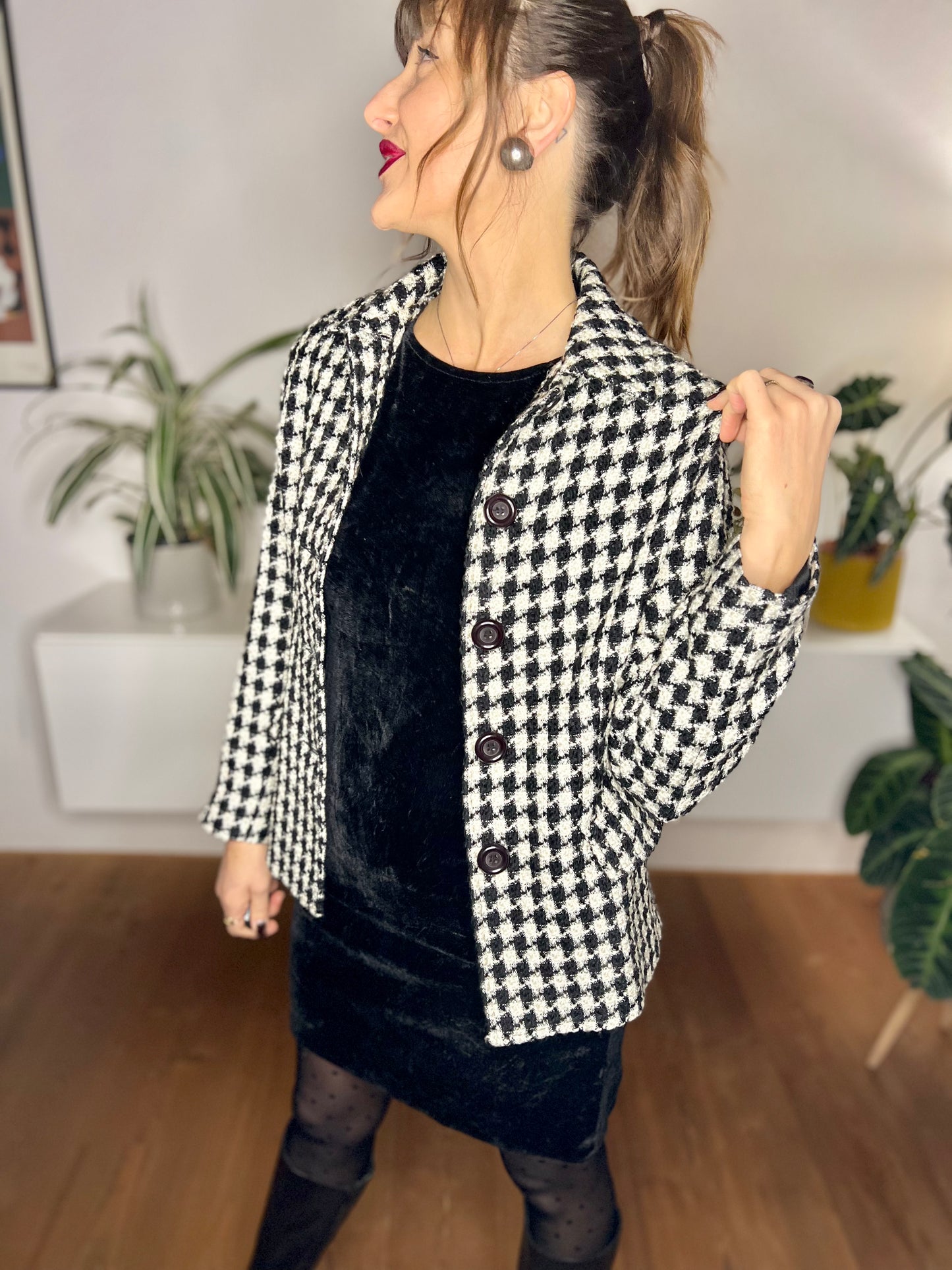 1990's vintage black and white houndstooth fitted blazer