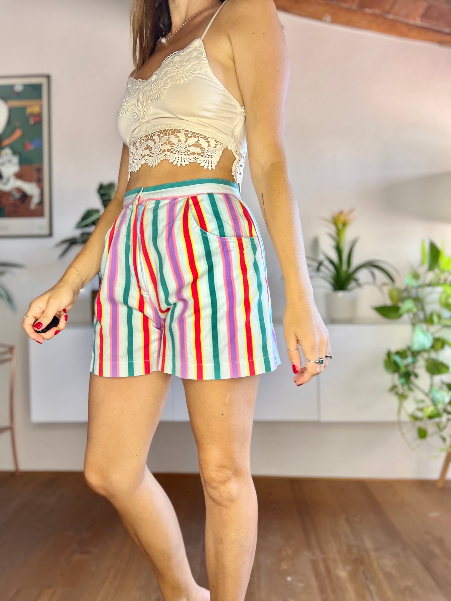 Pantaloncini a vita alta con strisce arcobaleno vintage anni '70