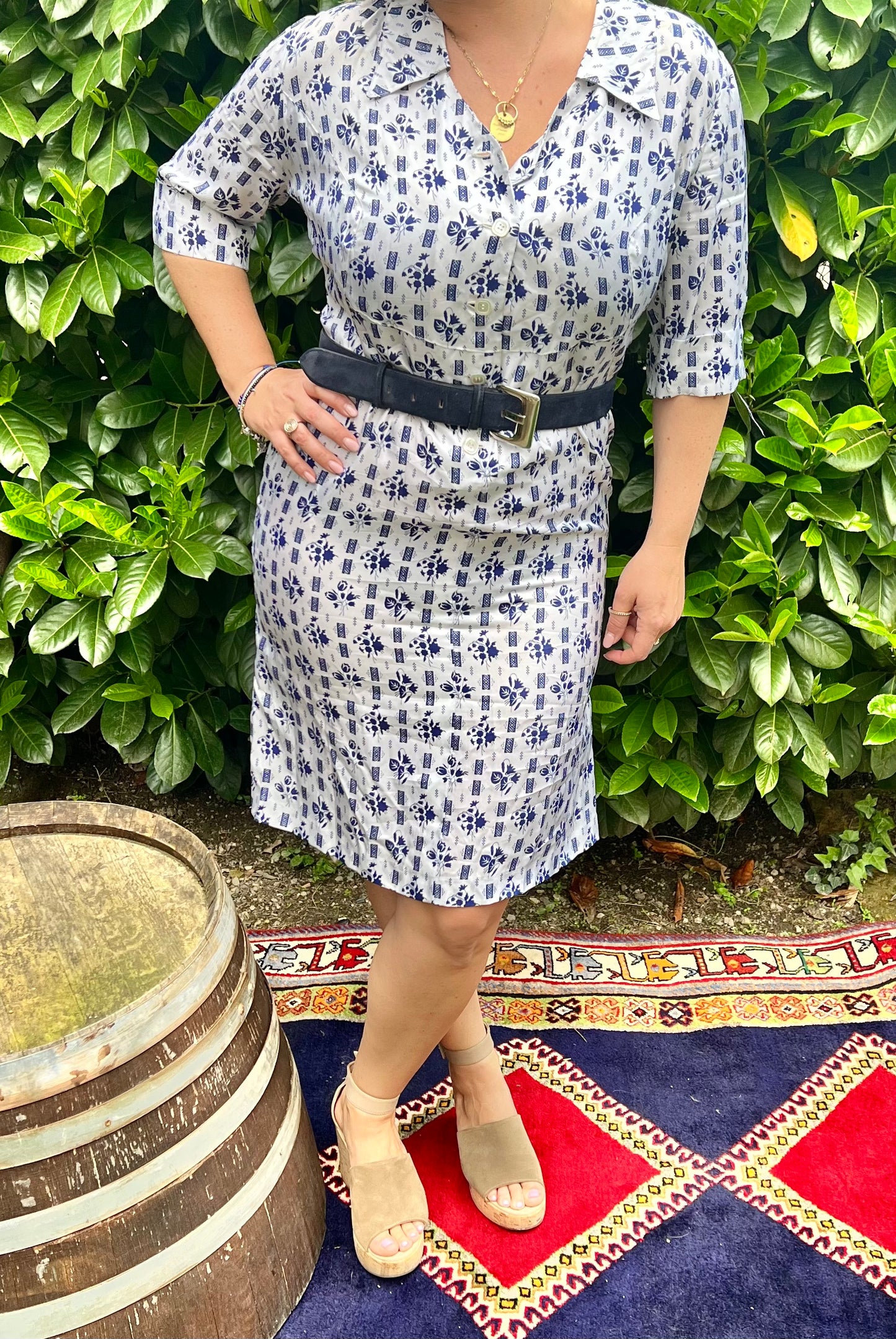 Abito vintage in raso color crema anni '60 con stampa floreale blu navy