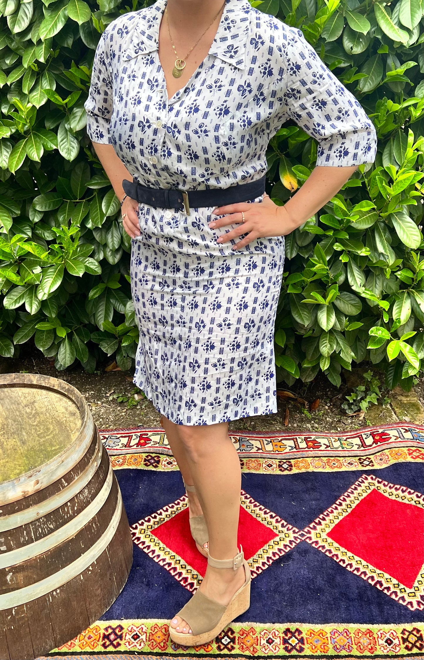 Abito vintage in raso color crema anni '60 con stampa floreale blu navy