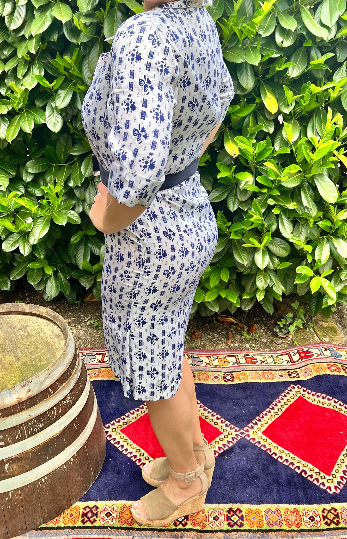 Abito vintage in raso color crema anni '60 con stampa floreale blu navy