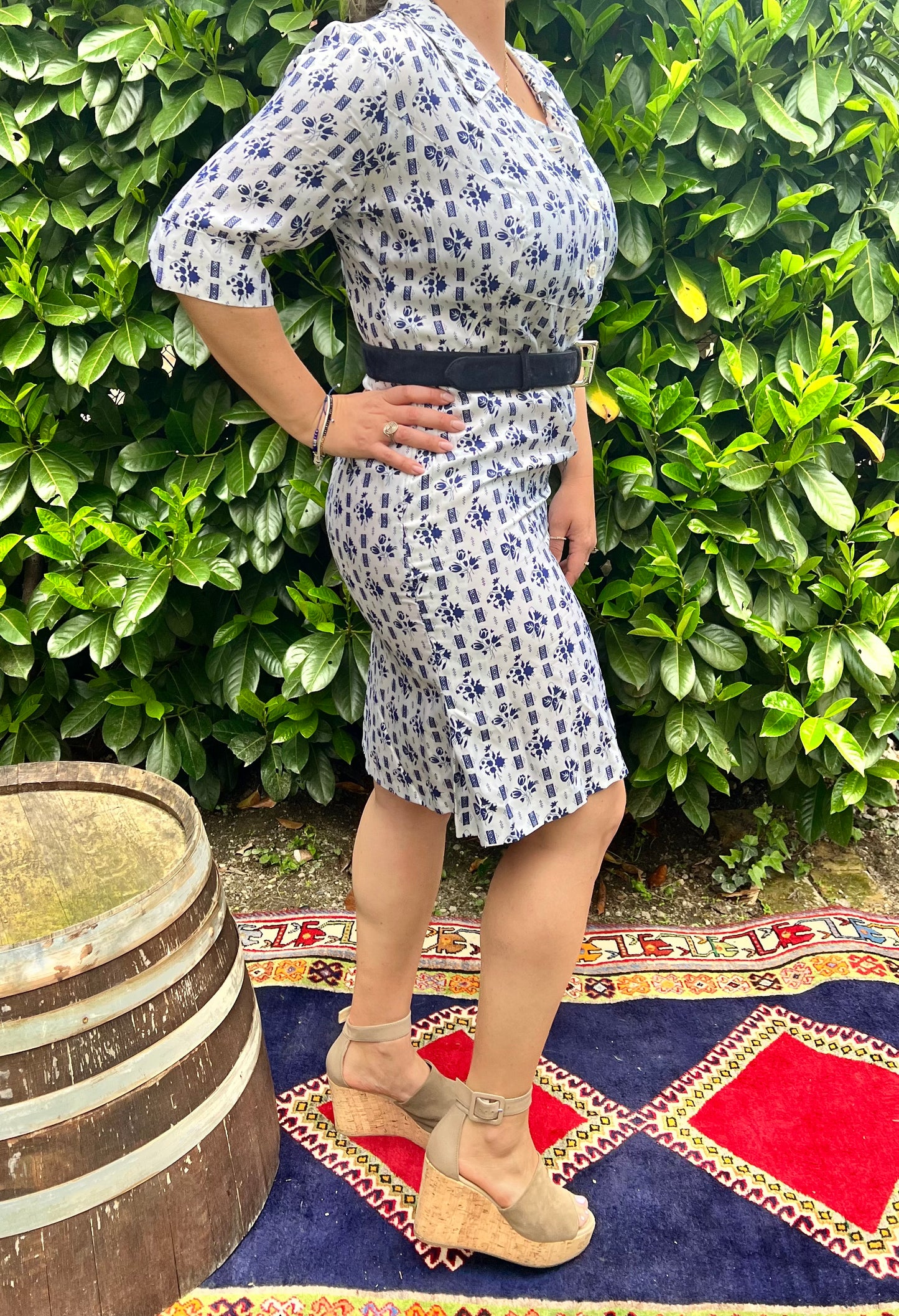 Abito vintage in raso color crema anni '60 con stampa floreale blu navy