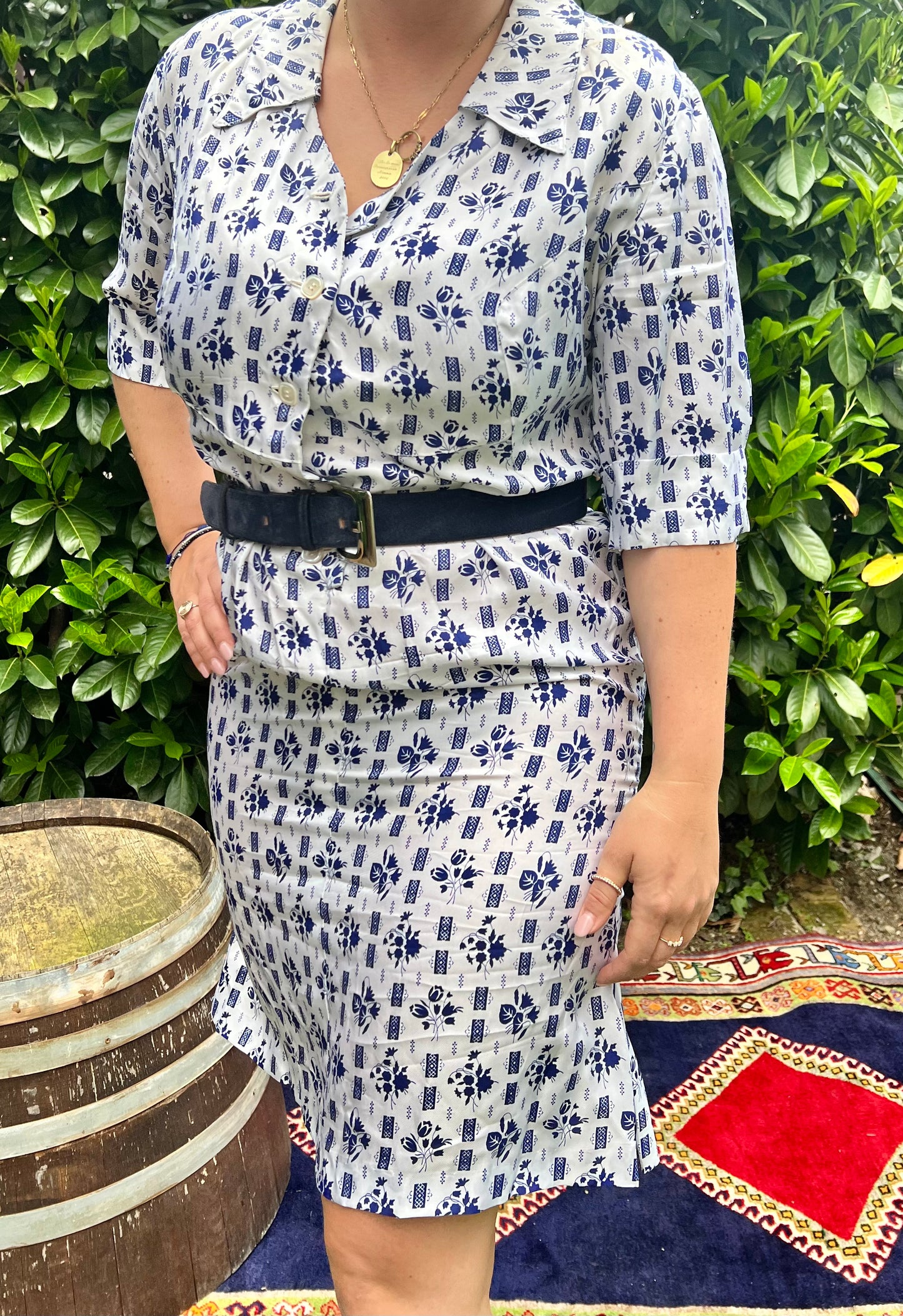 Abito vintage in raso color crema anni '60 con stampa floreale blu navy