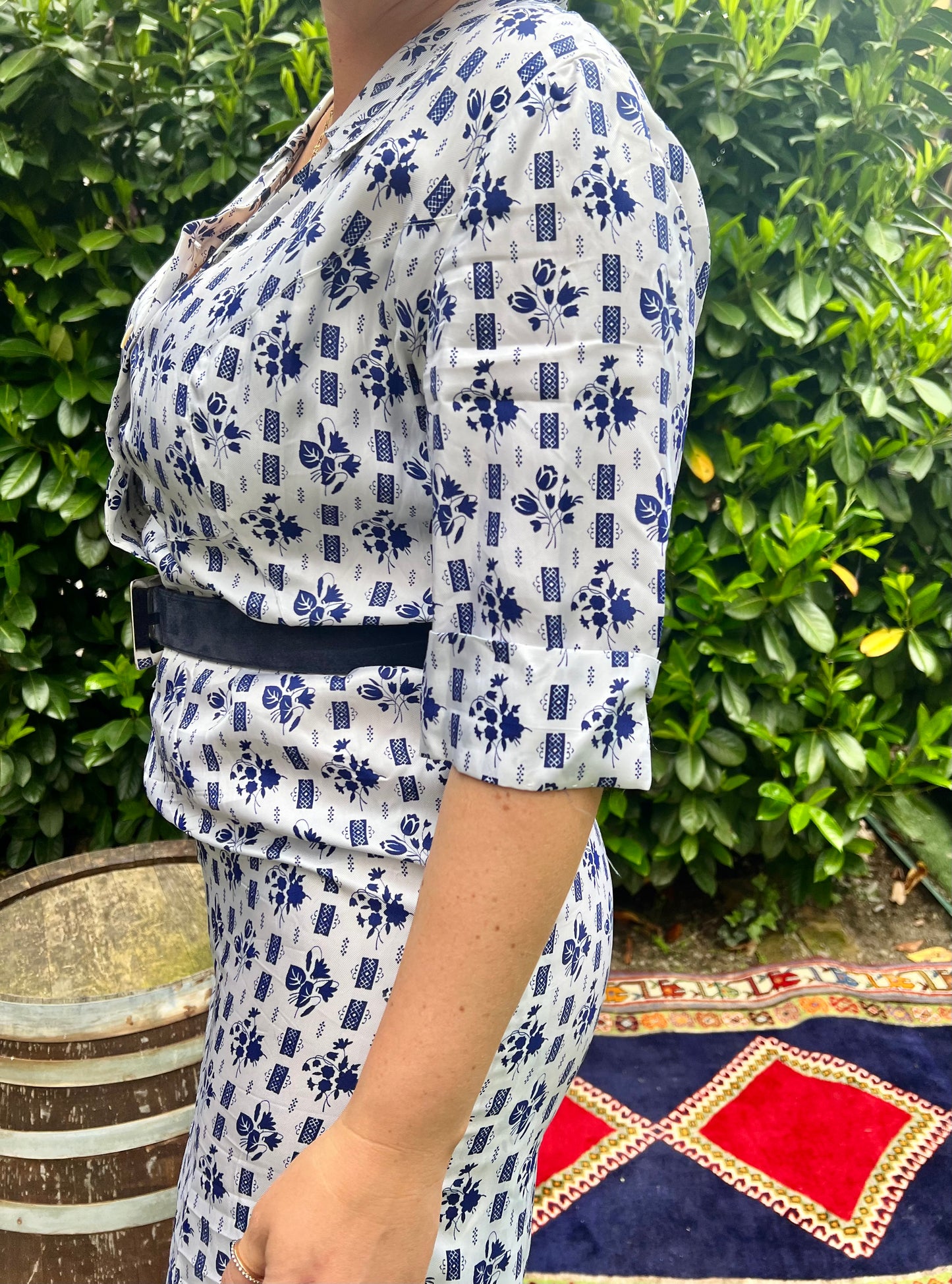 Abito vintage in raso color crema anni '60 con stampa floreale blu navy