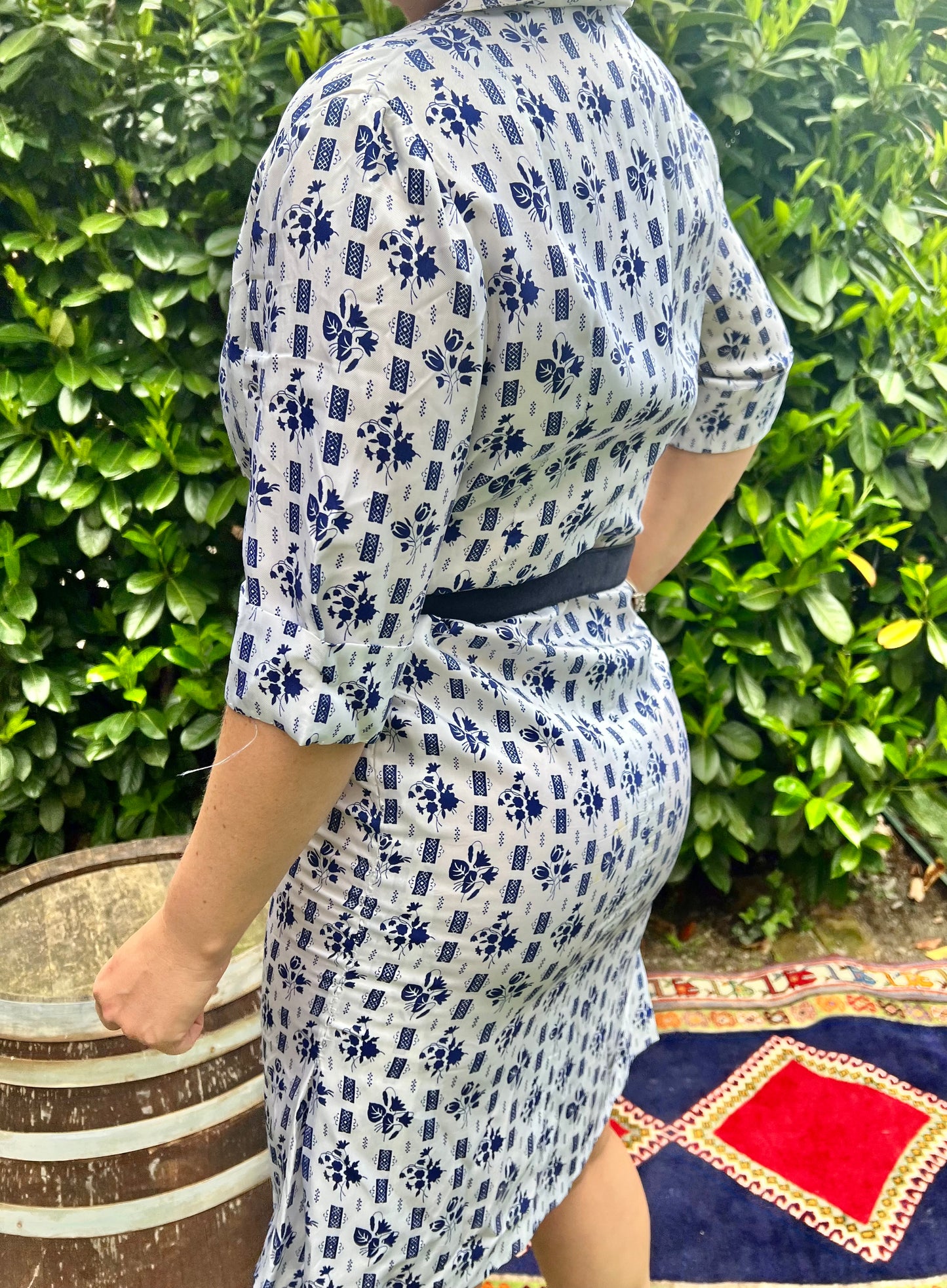 Abito vintage in raso color crema anni '60 con stampa floreale blu navy