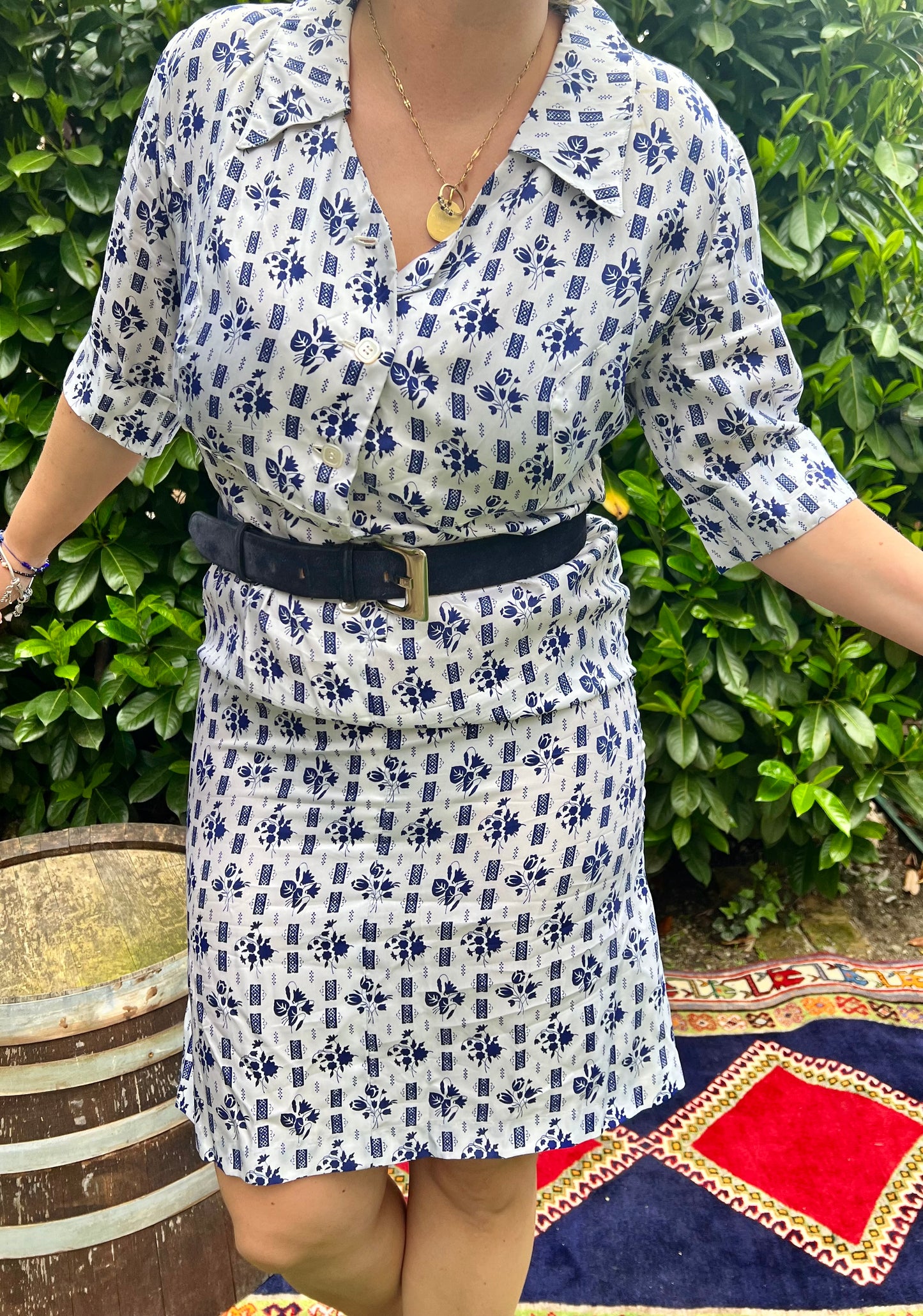 Abito vintage in raso color crema anni '60 con stampa floreale blu navy