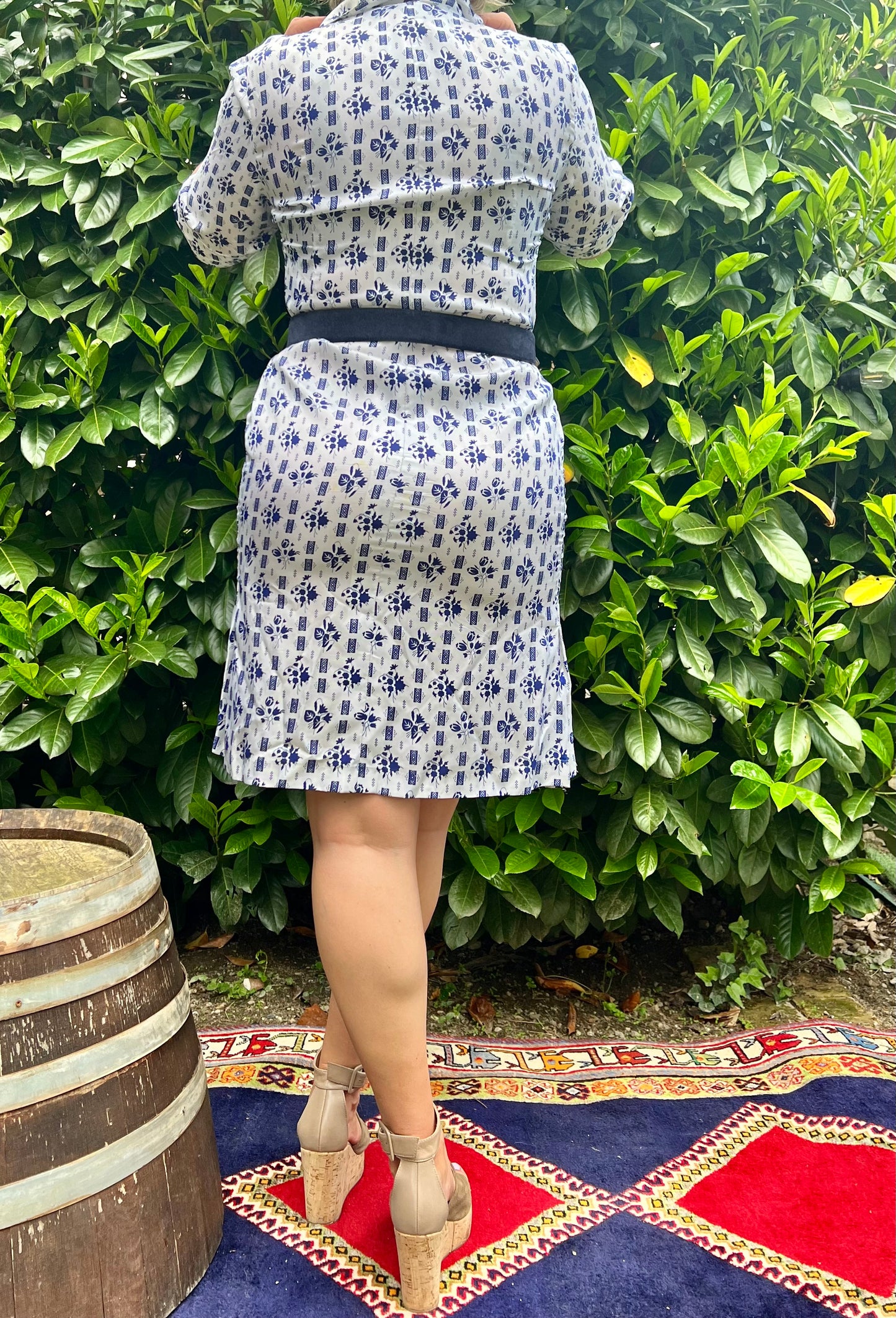 Abito vintage in raso color crema anni '60 con stampa floreale blu navy