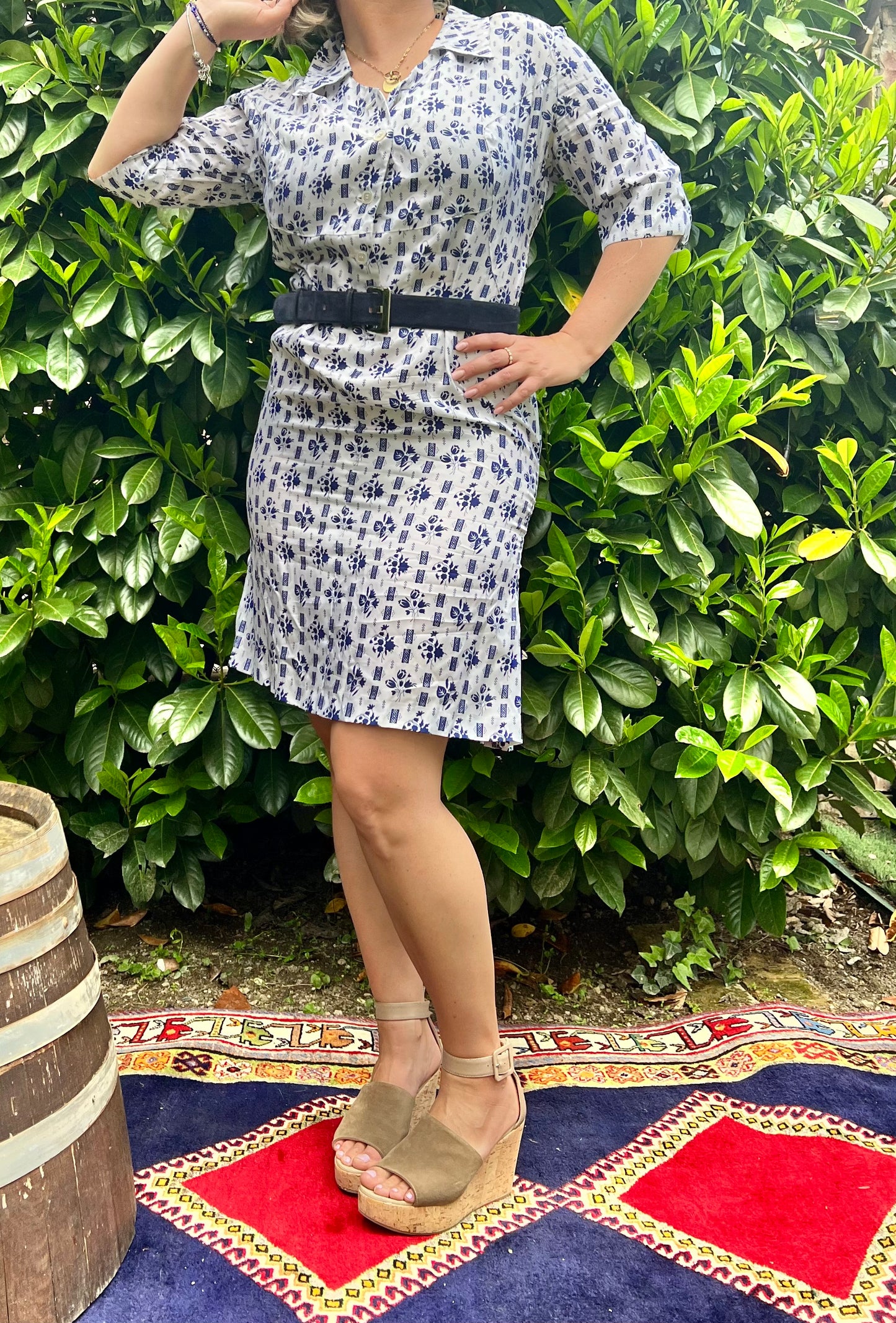 Abito vintage in raso color crema anni '60 con stampa floreale blu navy