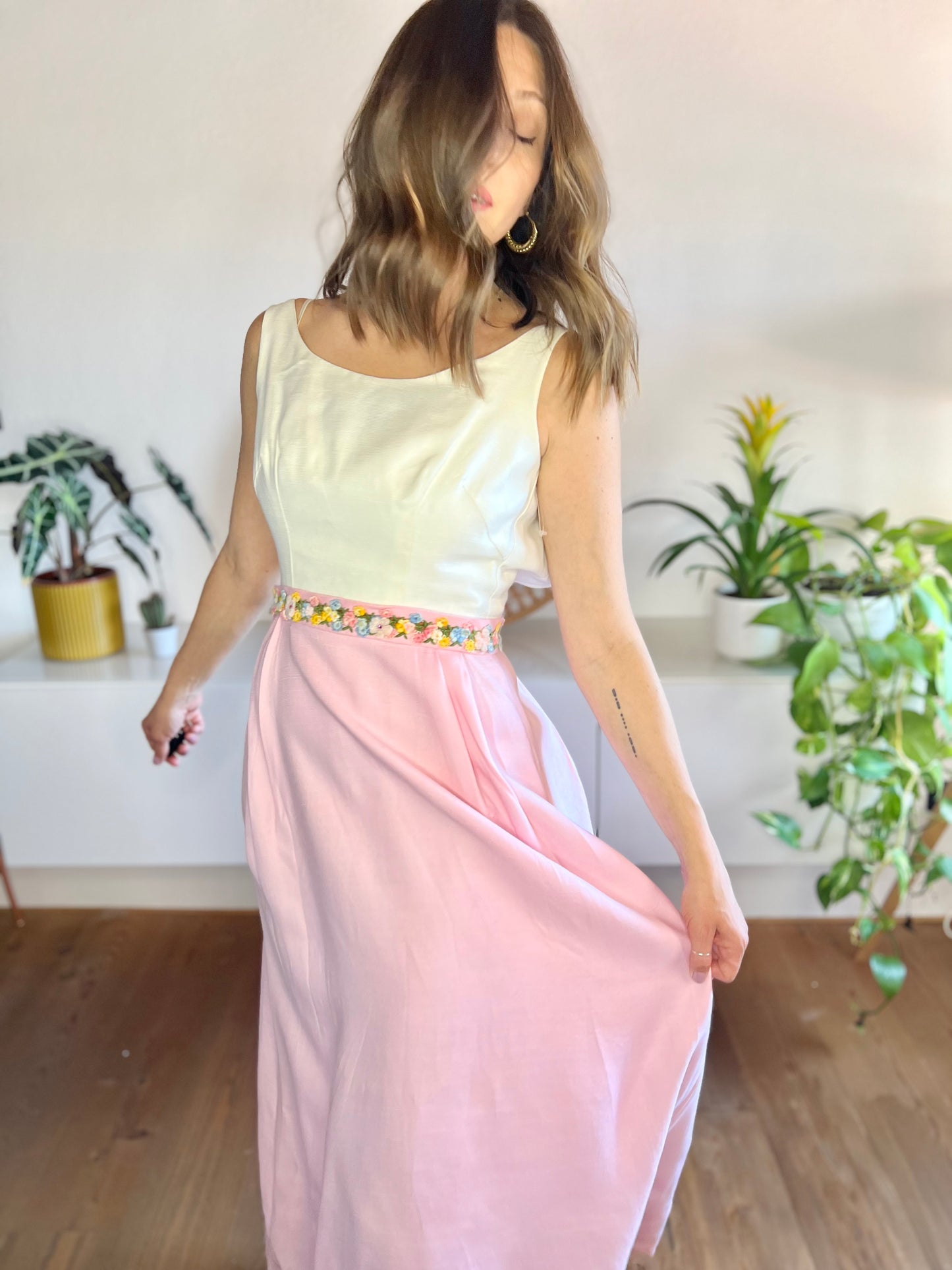 Abito lungo vintage anni '60 rosa e crema con dettagli floreali applicati