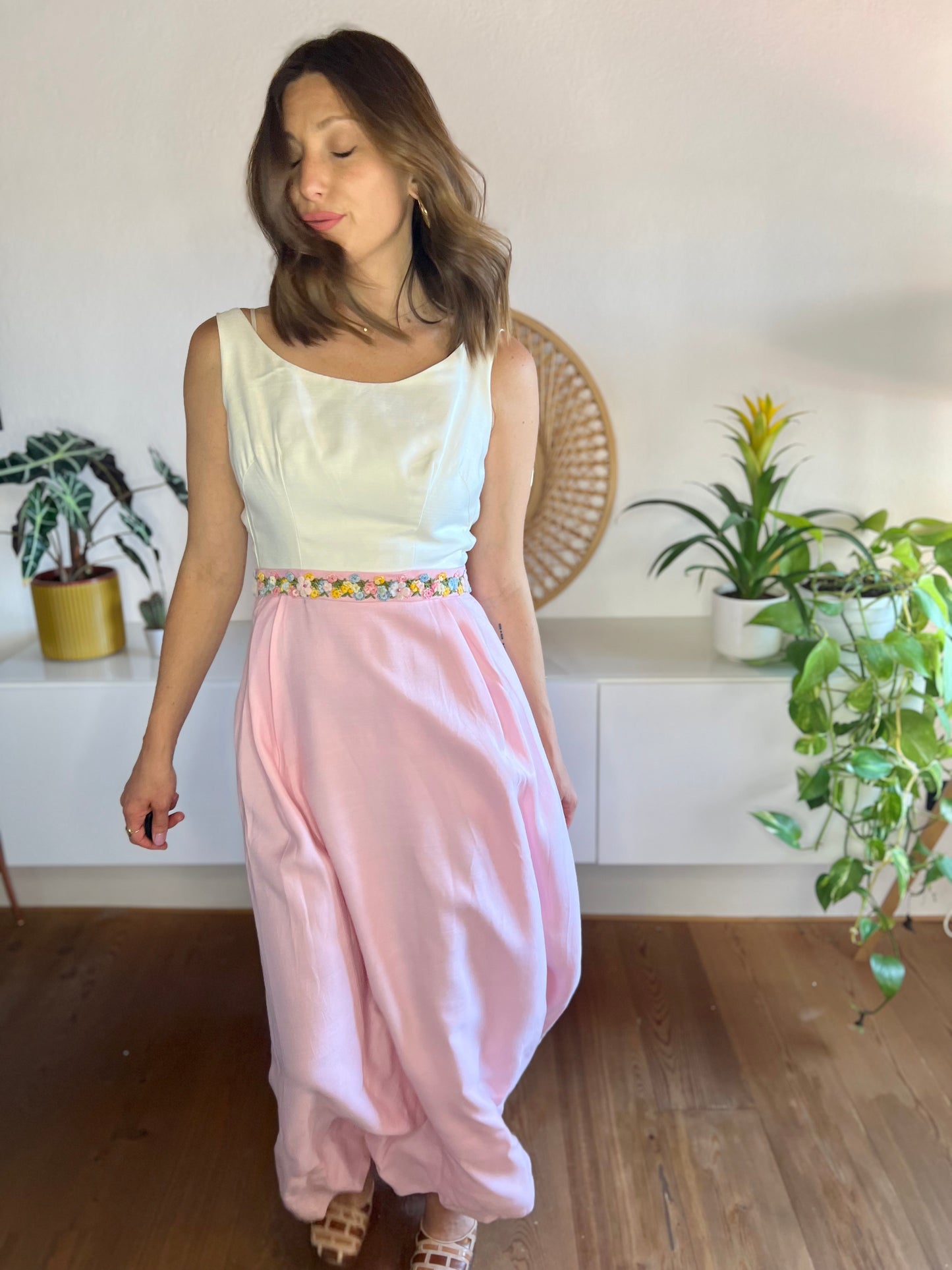 Abito lungo vintage anni '60 rosa e crema con dettagli floreali applicati