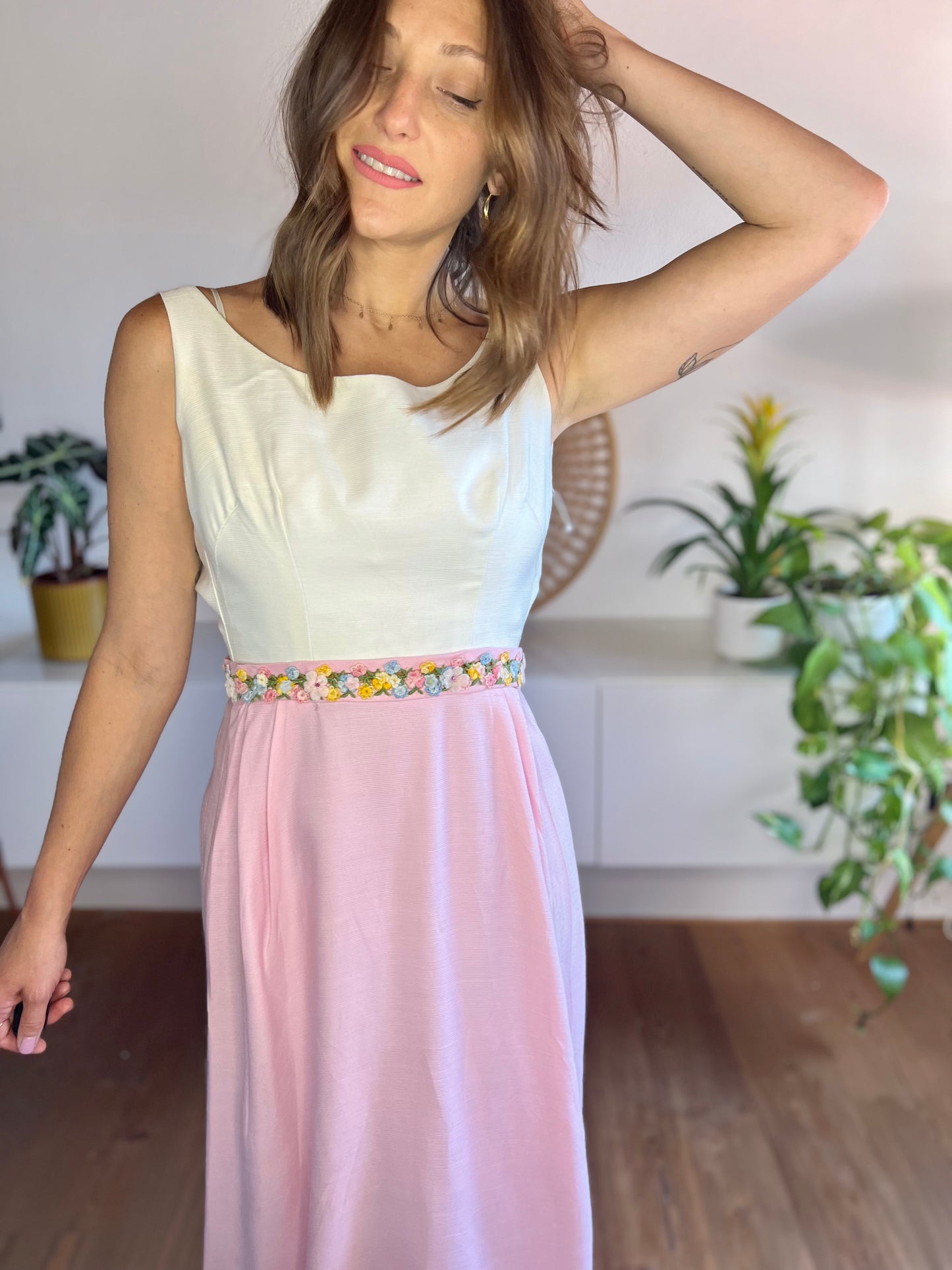 Abito lungo vintage anni '60 rosa e crema con dettagli floreali applicati