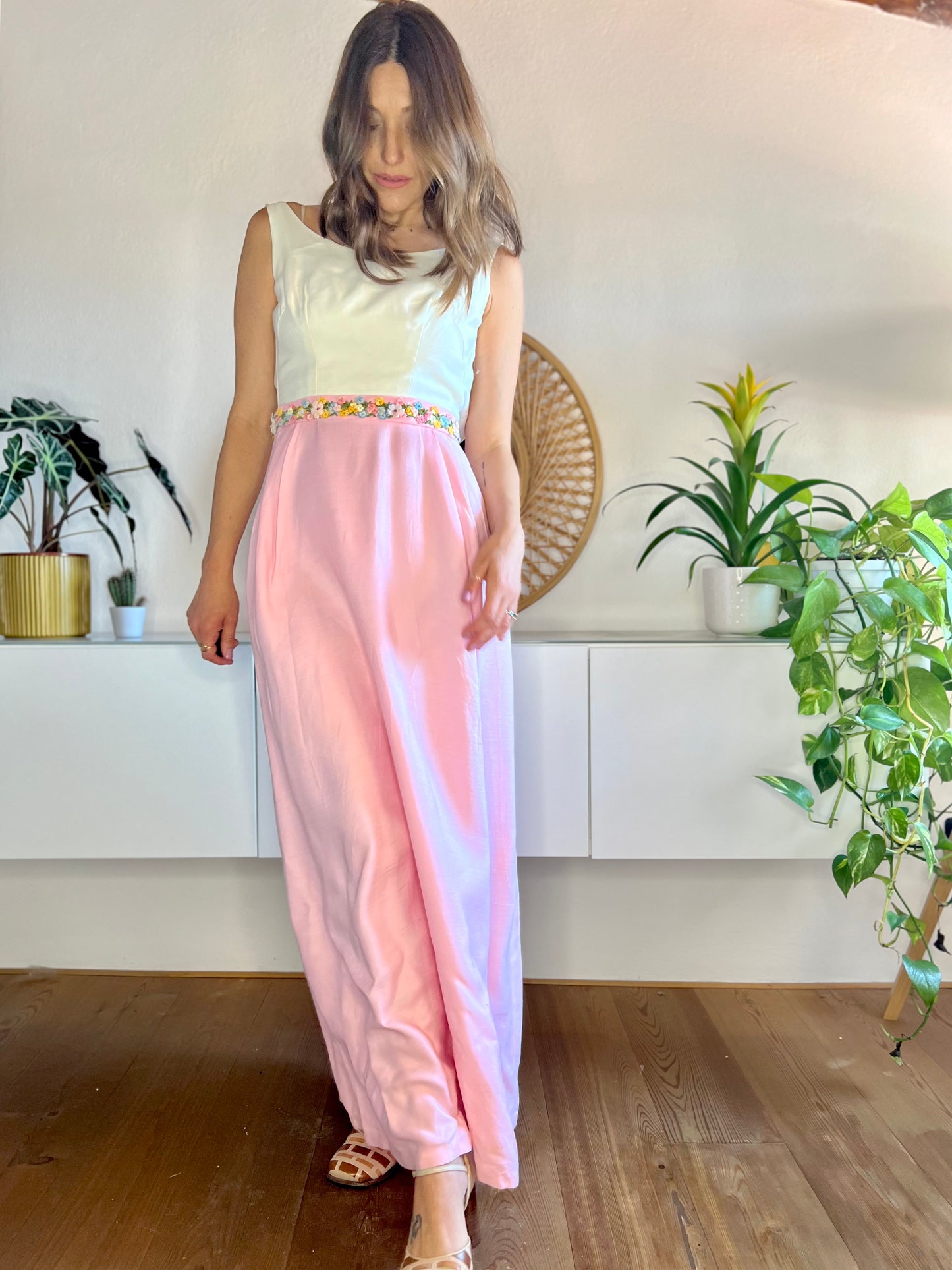 Abito lungo vintage anni '60 rosa e crema con dettagli floreali applicati