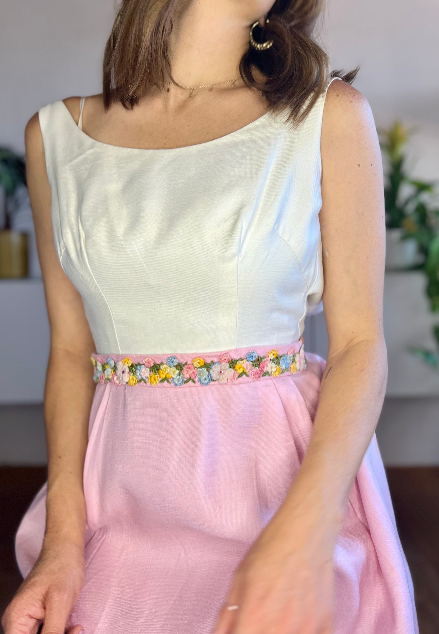 Abito lungo vintage anni '60 rosa e crema con dettagli floreali applicati