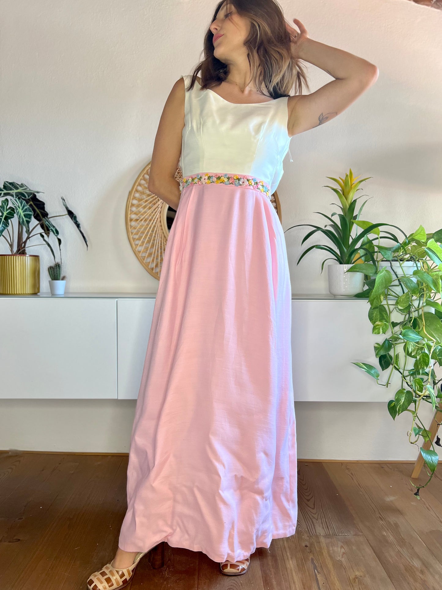 Abito lungo vintage anni '60 rosa e crema con dettagli floreali applicati