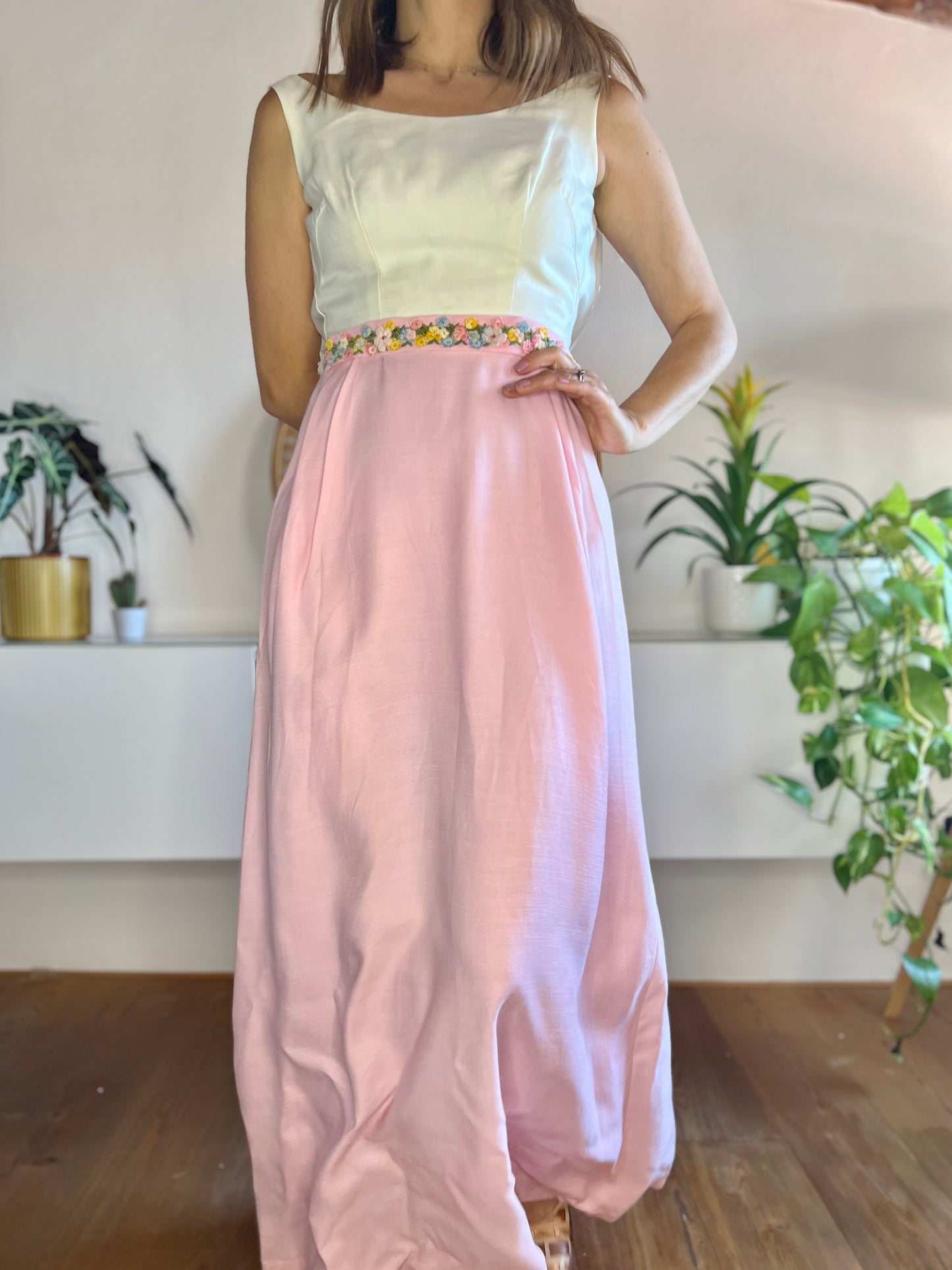 Abito lungo vintage anni '60 rosa e crema con dettagli floreali applicati
