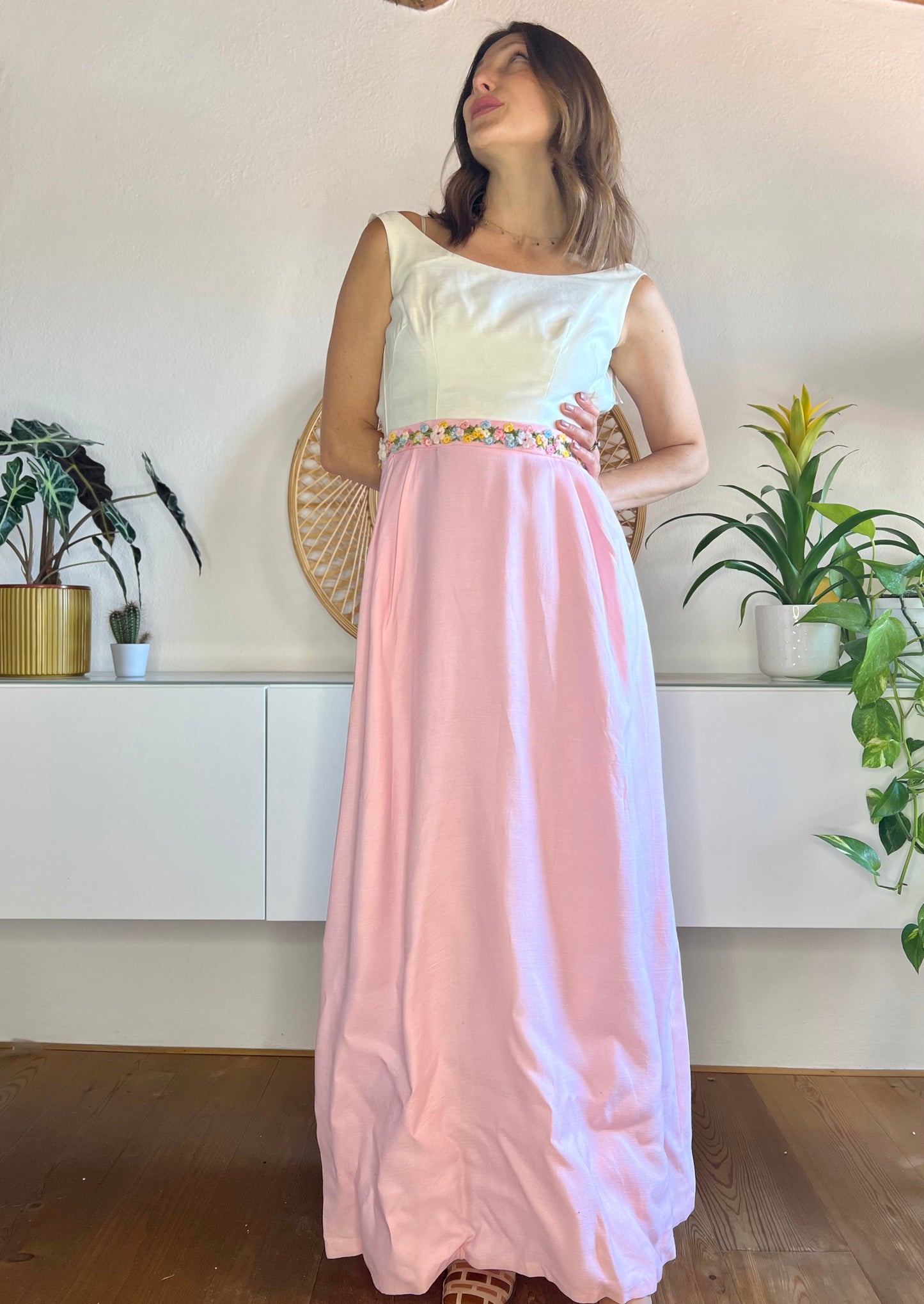Abito lungo vintage anni '60 rosa e crema con dettagli floreali applicati