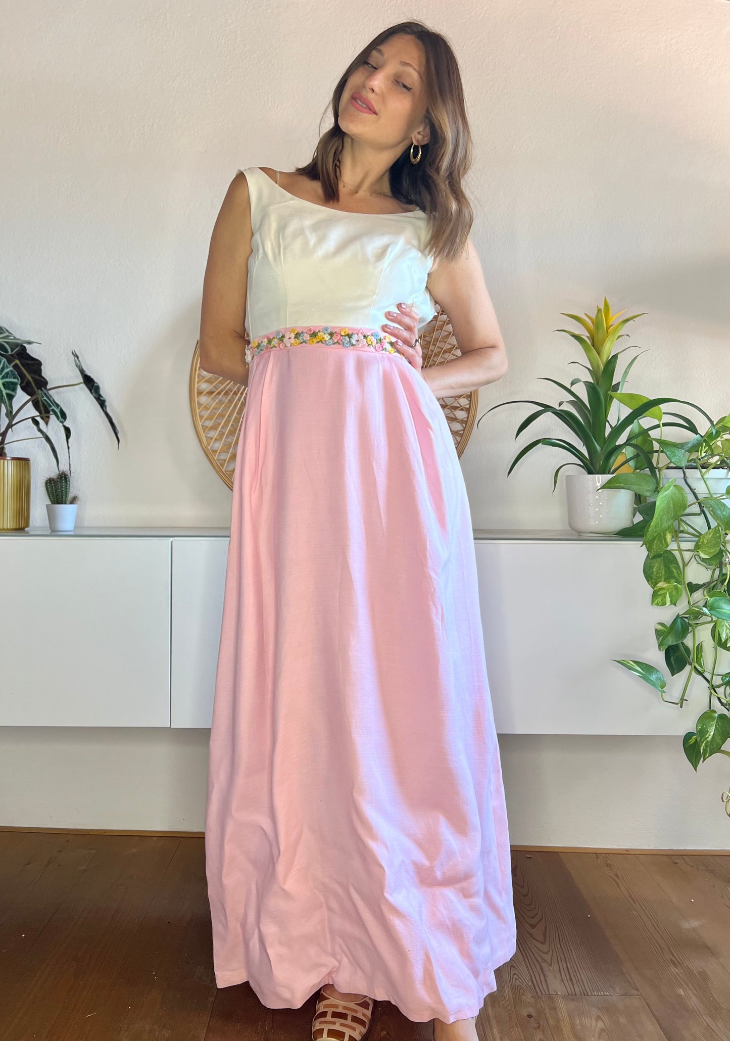 Abito lungo vintage anni '60 rosa e crema con dettagli floreali applicati
