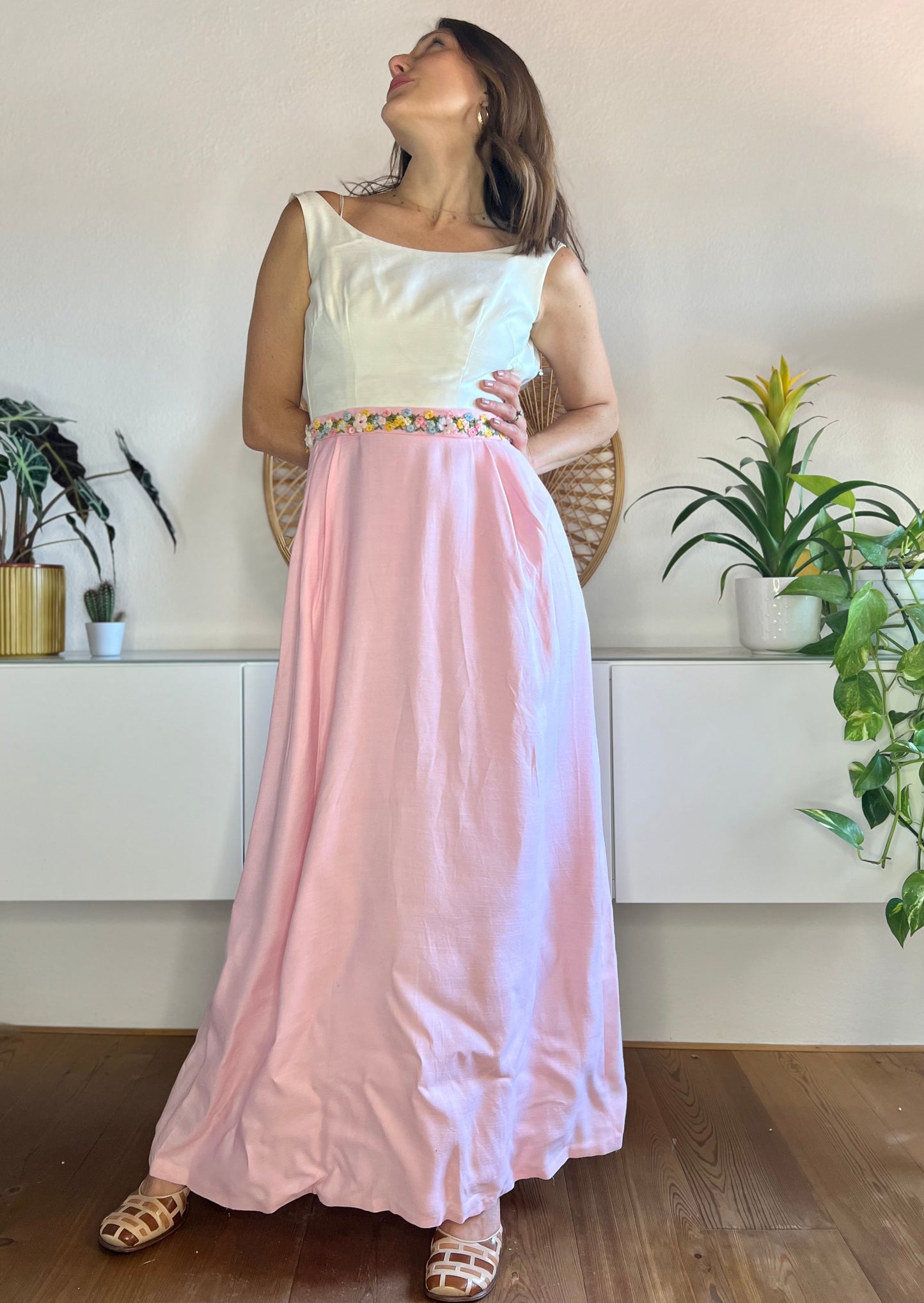 Abito lungo vintage anni '60 rosa e crema con dettagli floreali applicati