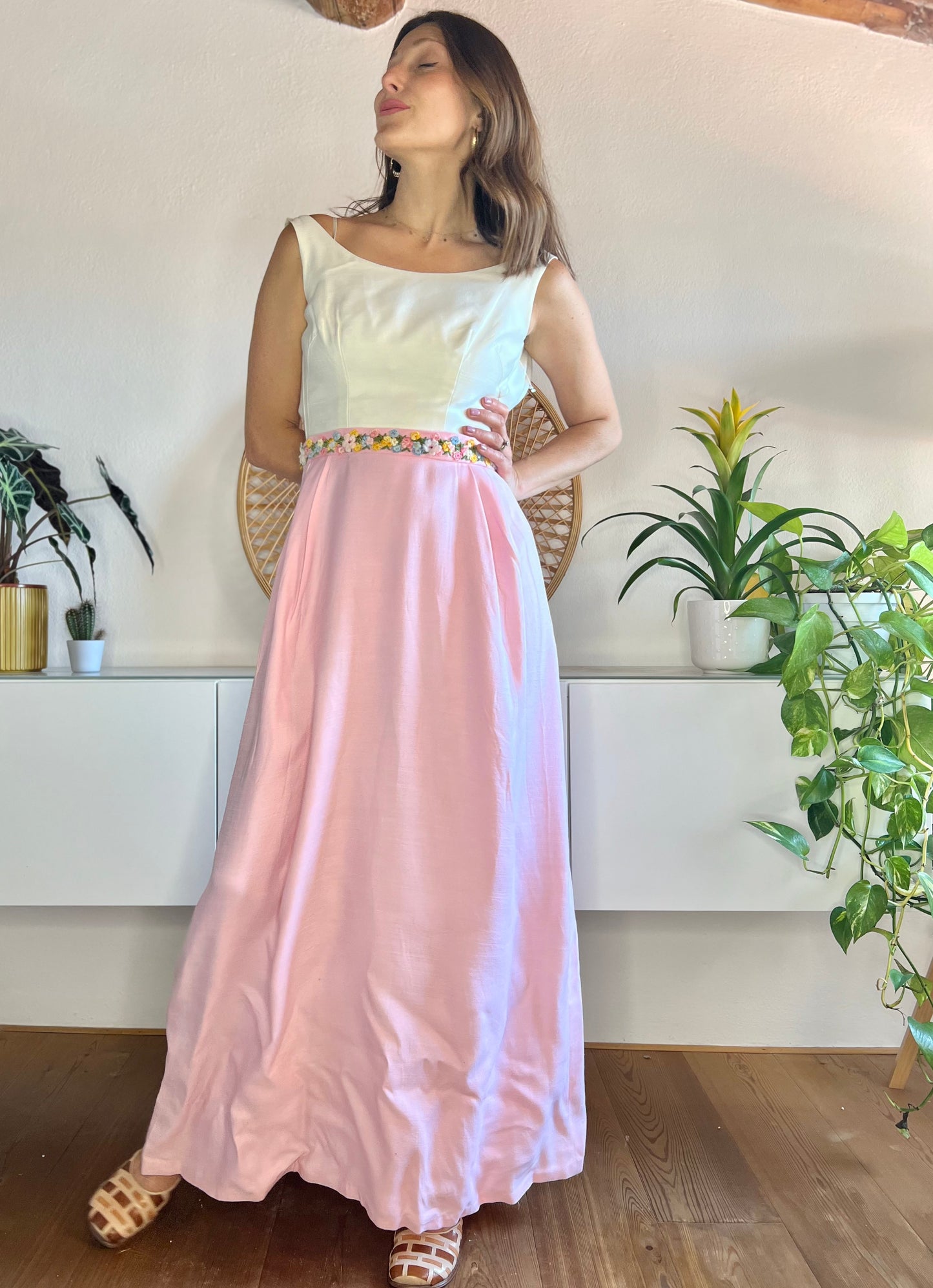 Abito lungo vintage anni '60 rosa e crema con dettagli floreali applicati