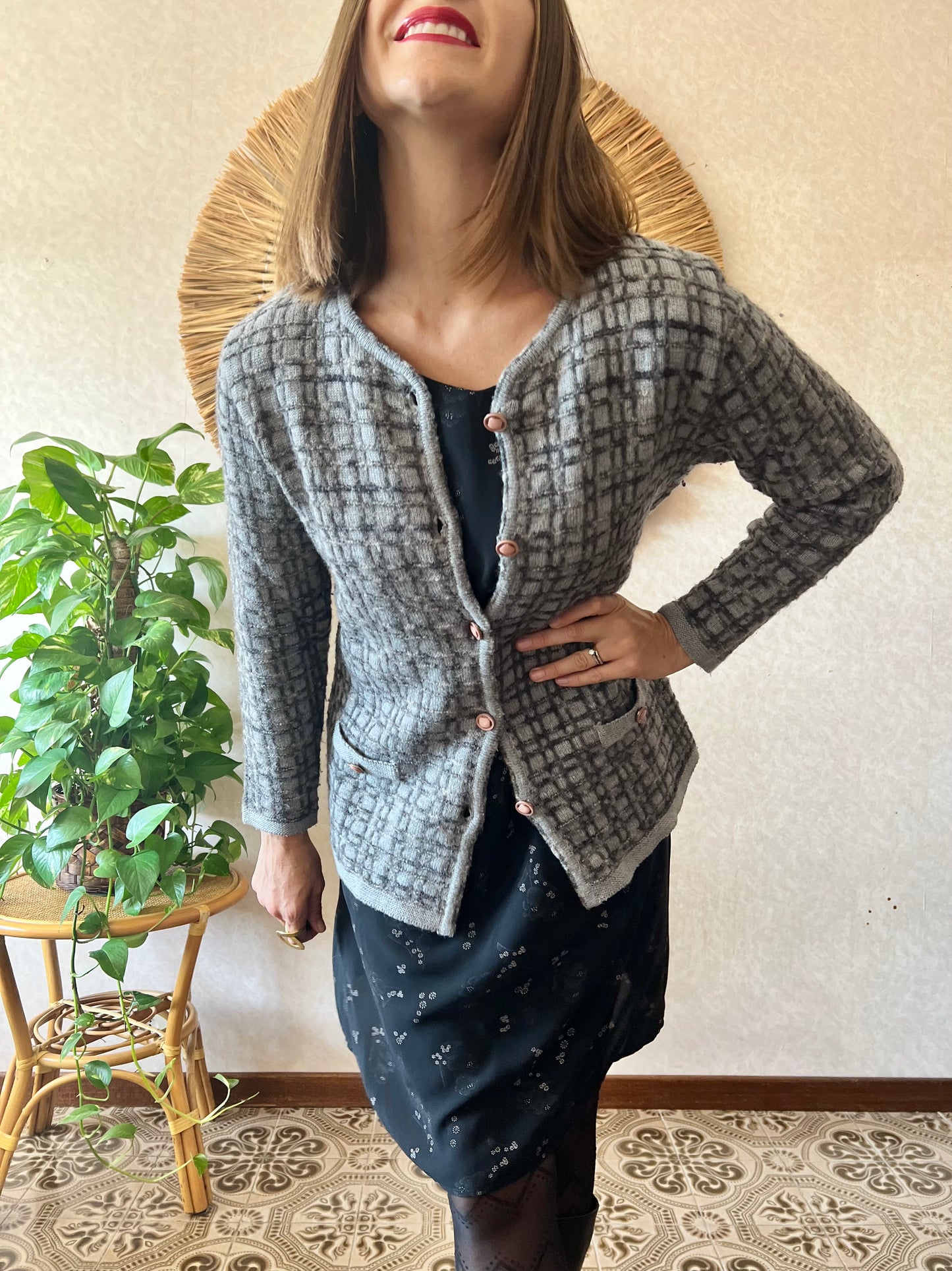 Cardigan lavorato a maglia geometrico grigio multi tono vintage anni '70