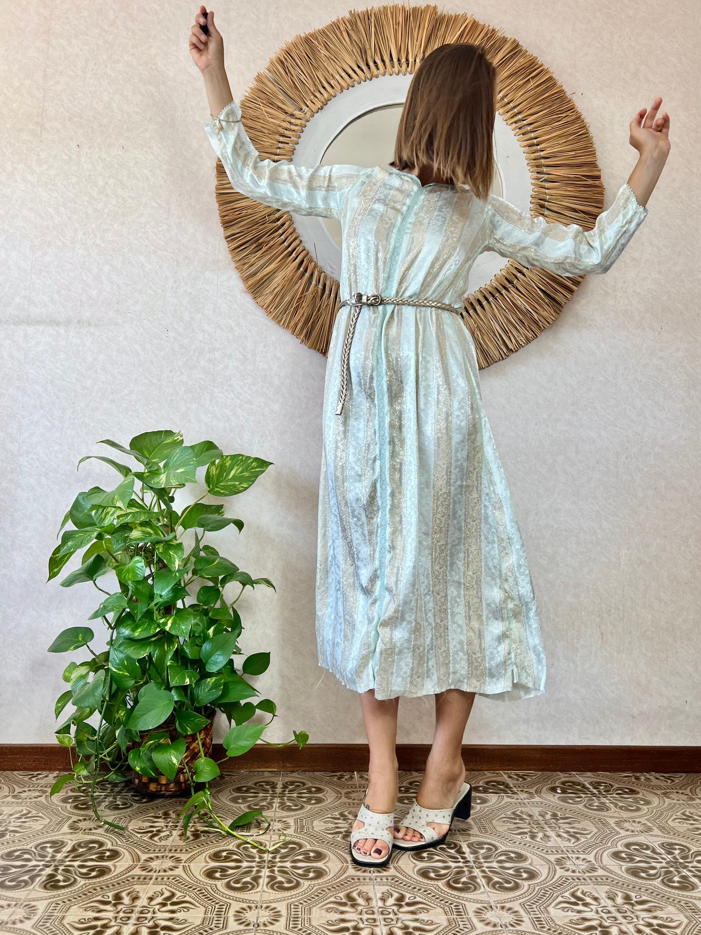 Abito lungo sottoveste in raso color polvere blu e oro vintage anni '60