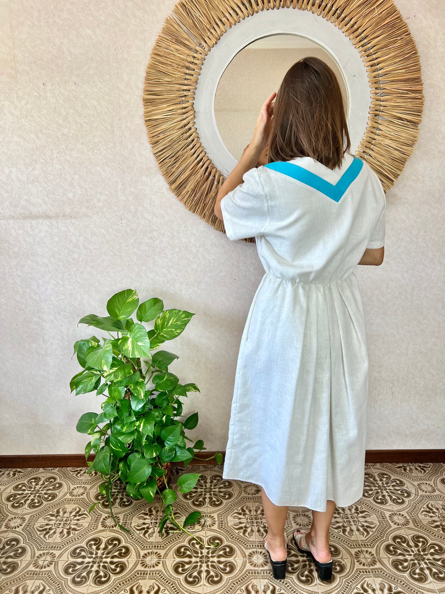 Abito midi bianco vintage anni '60 con dettagli turchesi