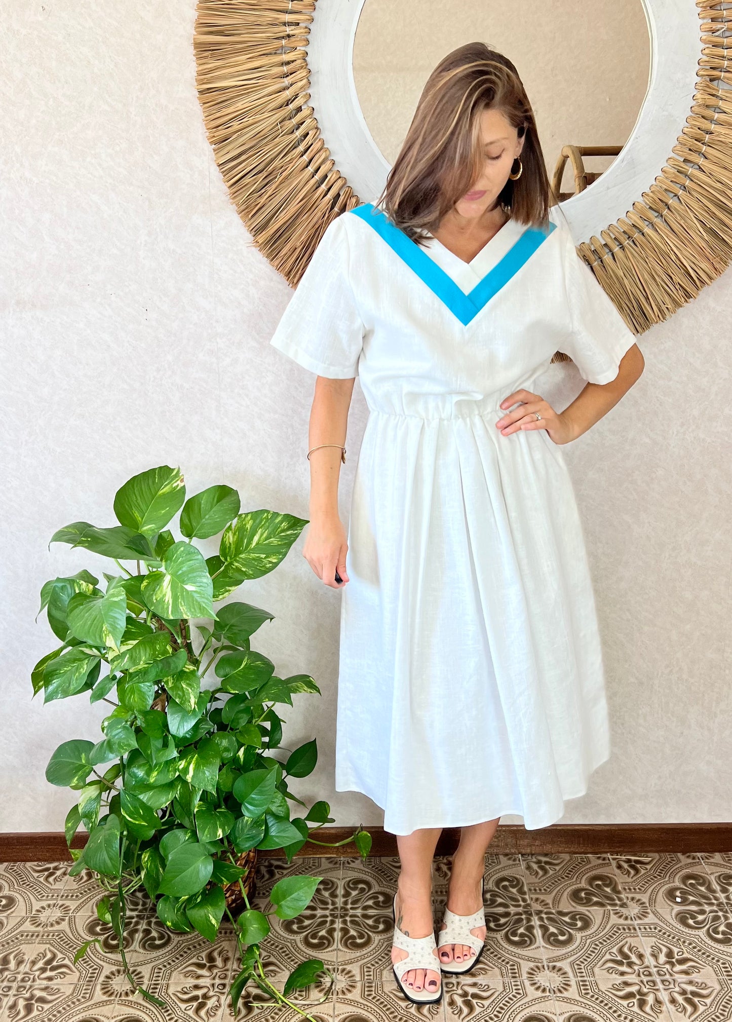 Abito midi bianco vintage anni '60 con dettagli turchesi