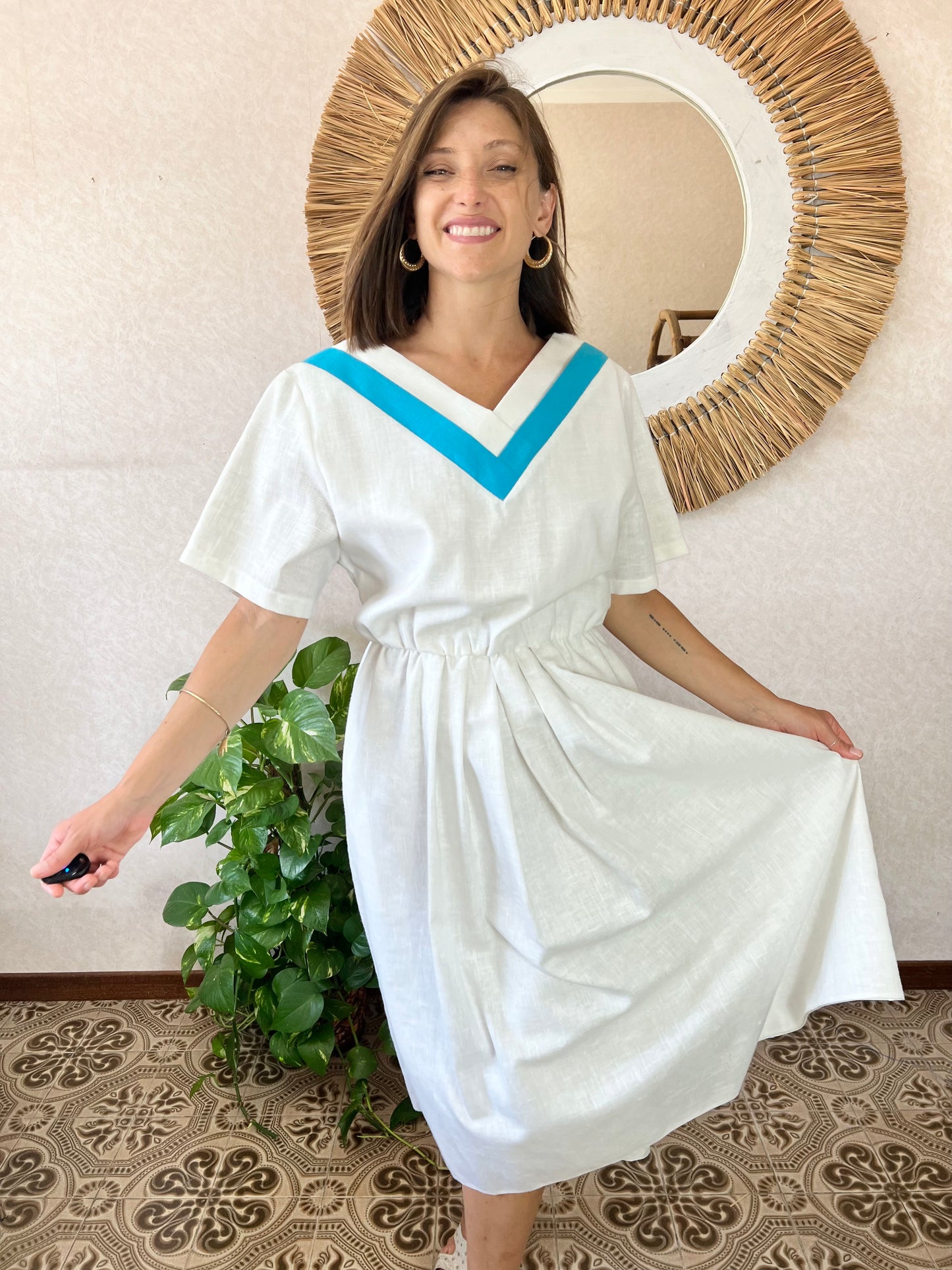 Abito midi bianco vintage anni '60 con dettagli turchesi