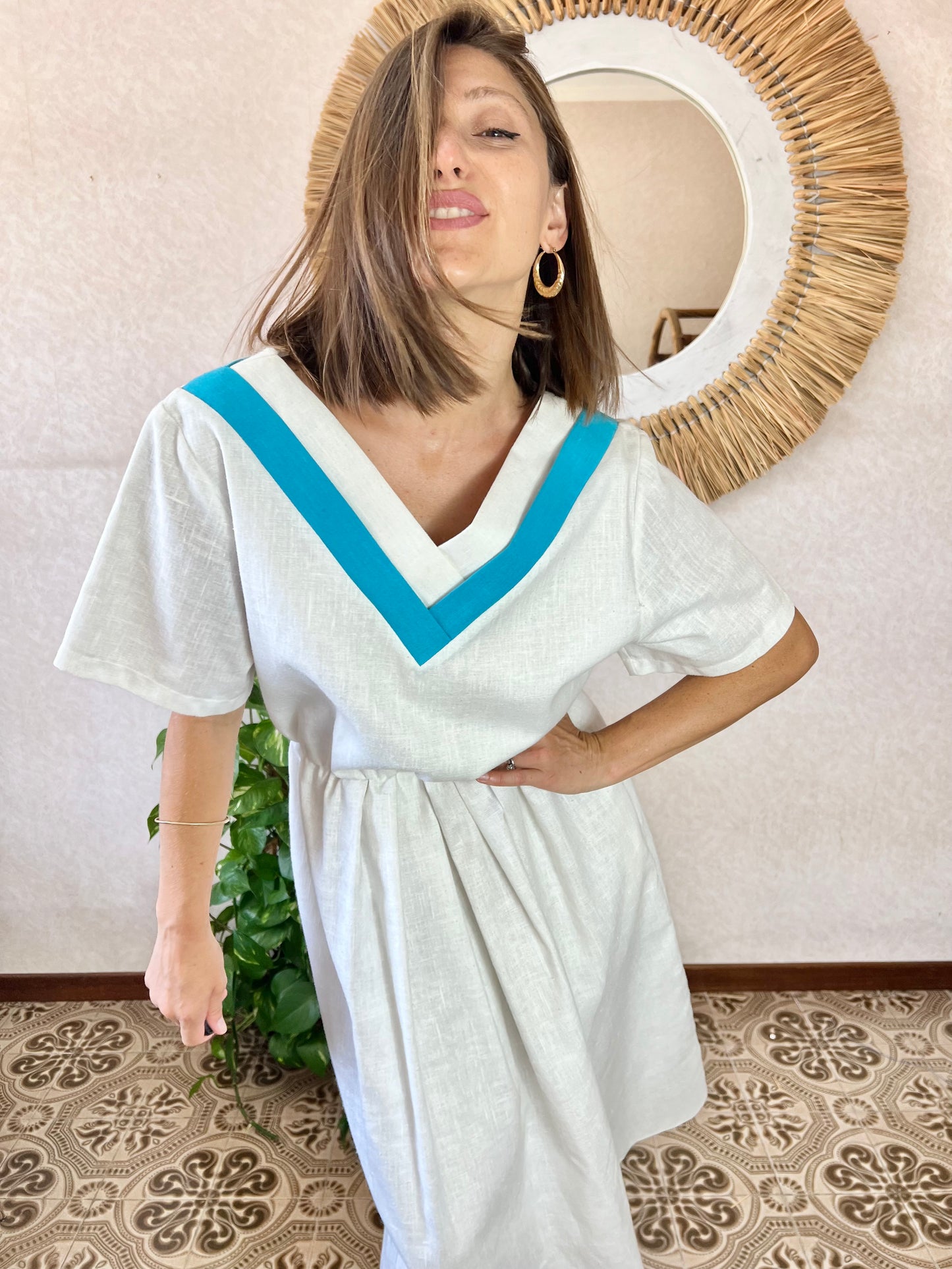 Abito midi bianco vintage anni '60 con dettagli turchesi