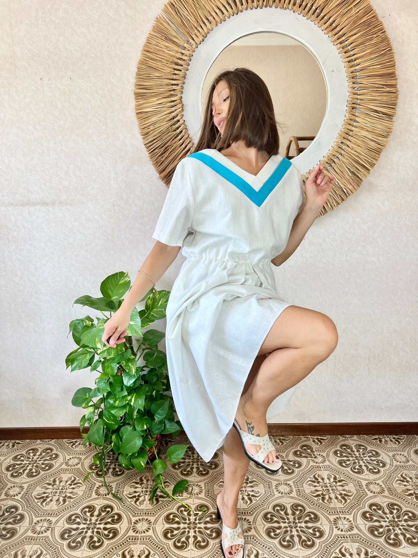 Abito midi bianco vintage anni '60 con dettagli turchesi