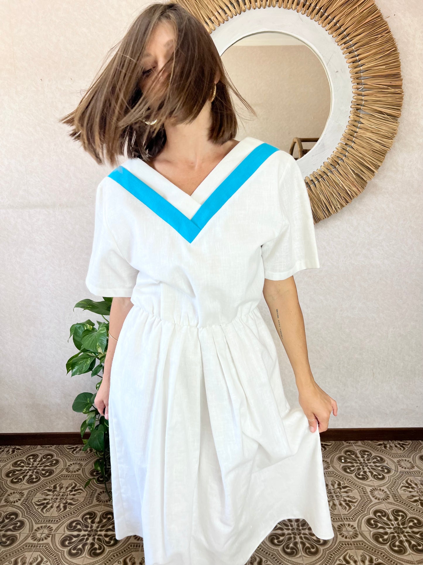 Abito midi bianco vintage anni '60 con dettagli turchesi