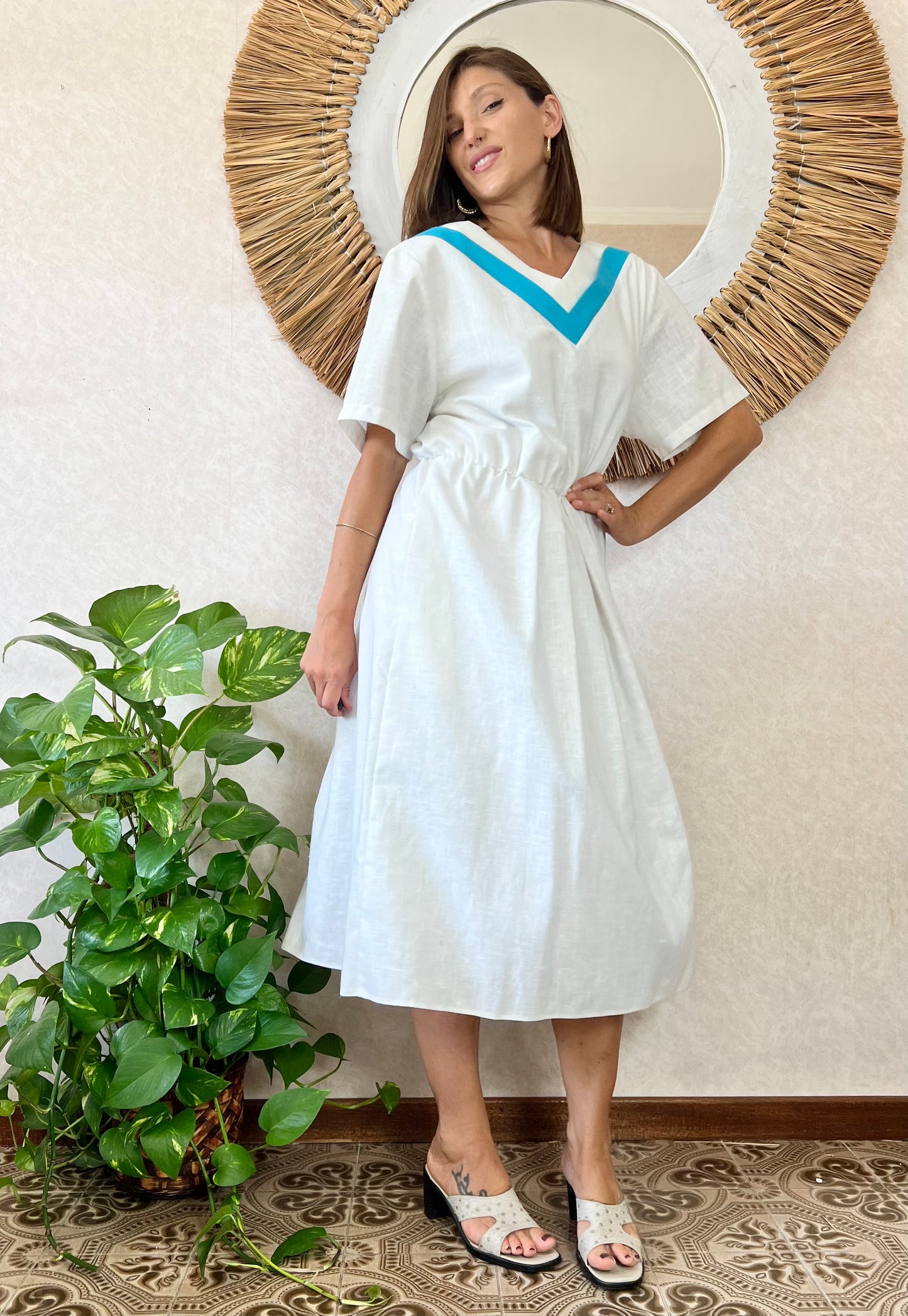 Abito midi bianco vintage anni '60 con dettagli turchesi