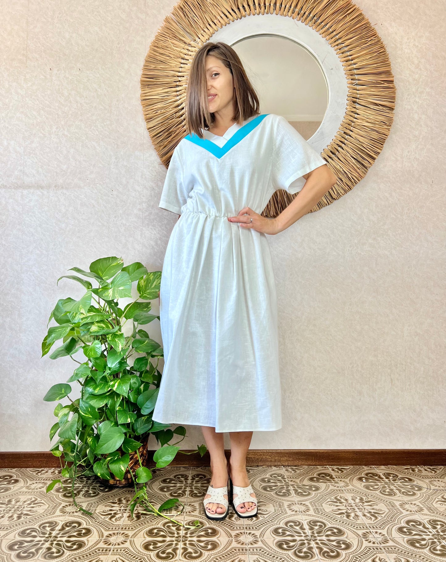 Abito midi bianco vintage anni '60 con dettagli turchesi