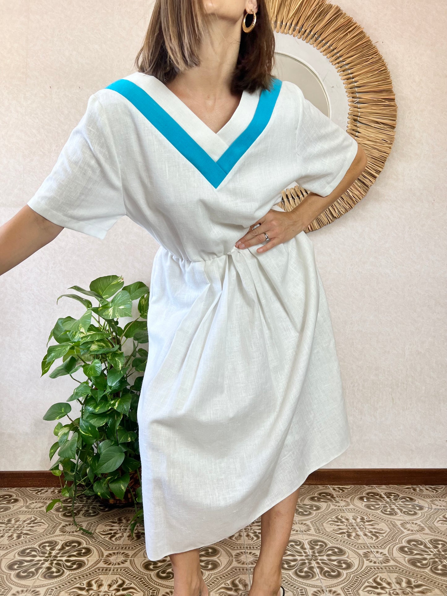 Abito midi bianco vintage anni '60 con dettagli turchesi