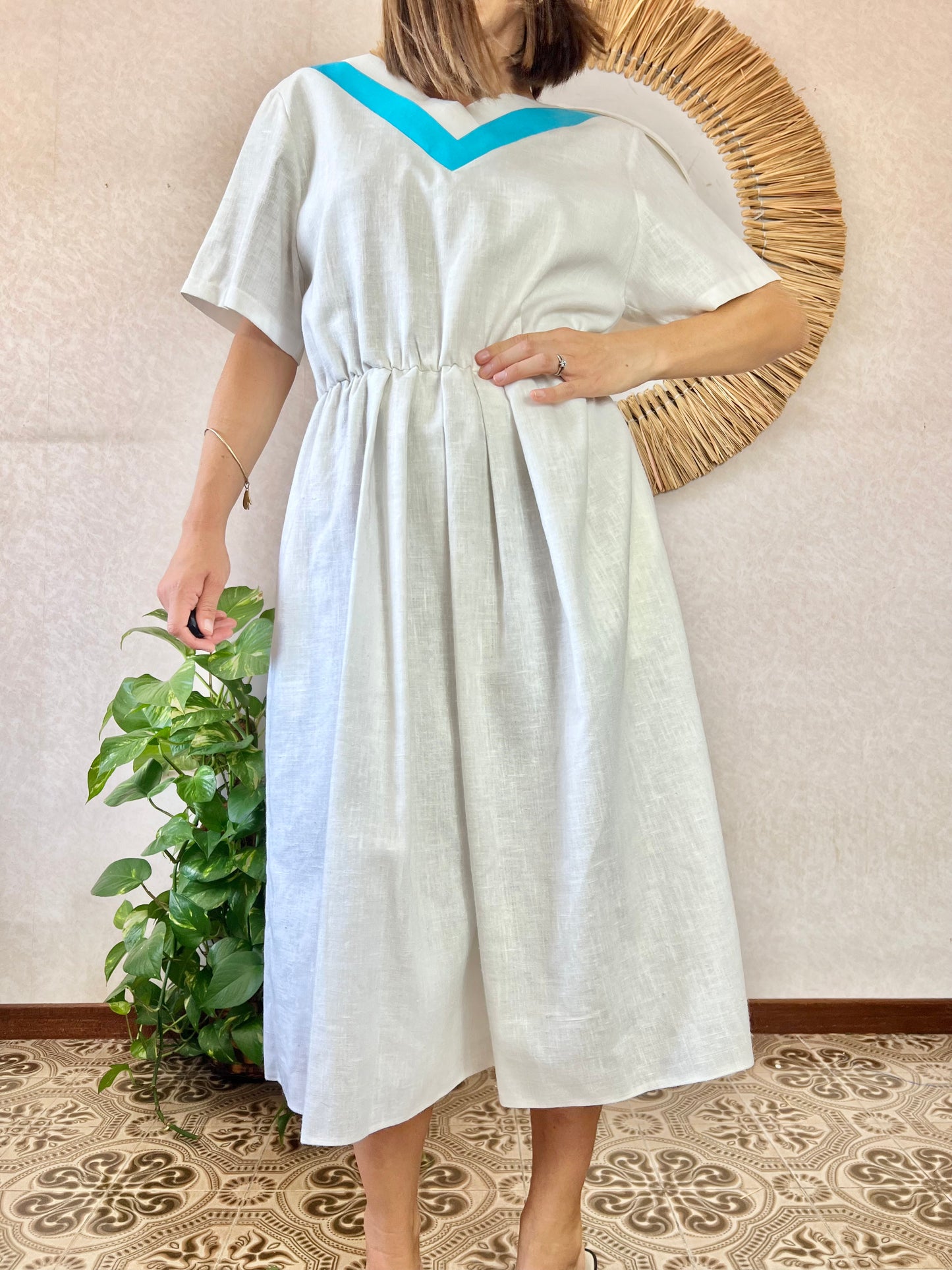 Abito midi bianco vintage anni '60 con dettagli turchesi