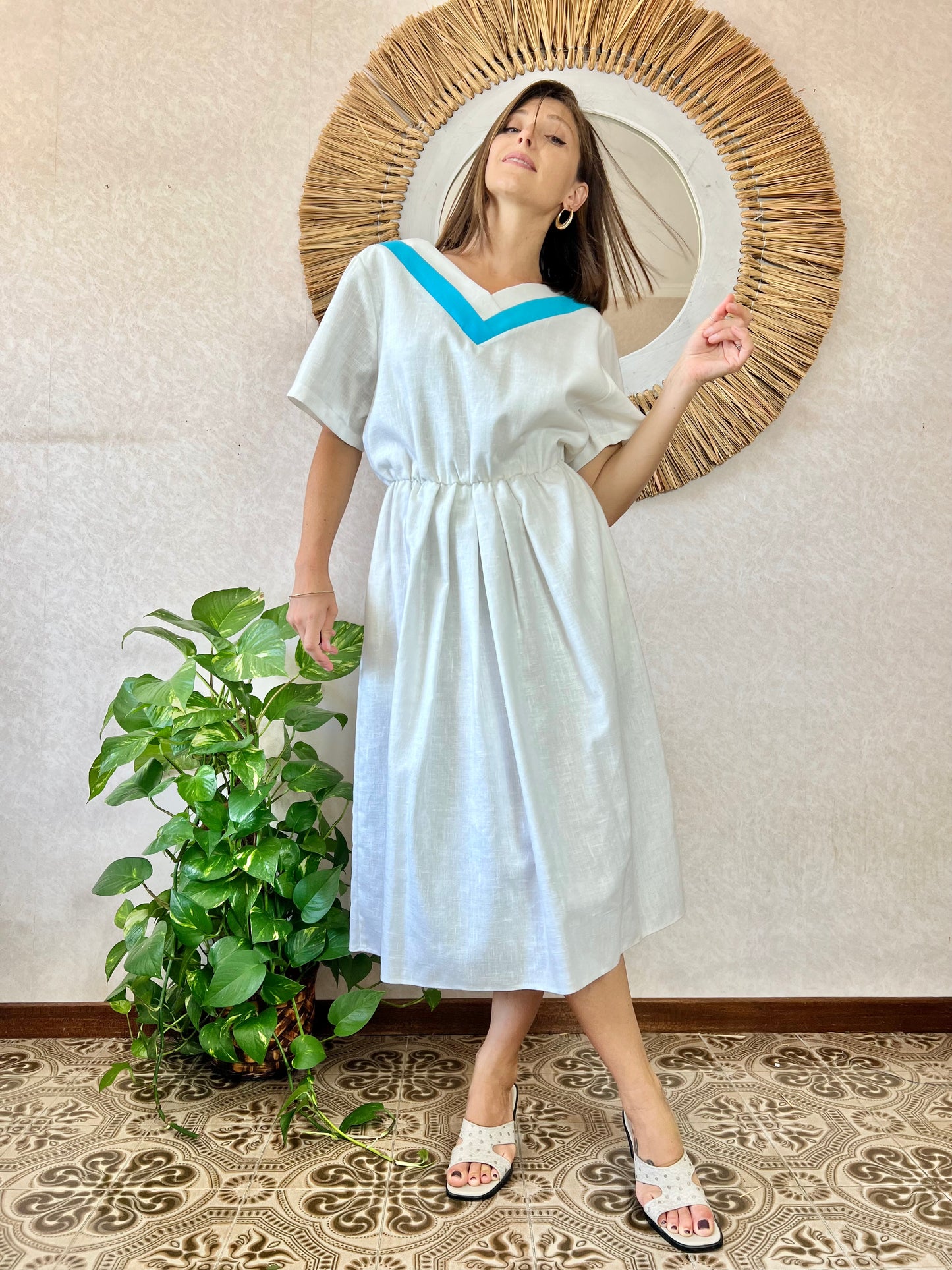 Abito midi bianco vintage anni '60 con dettagli turchesi