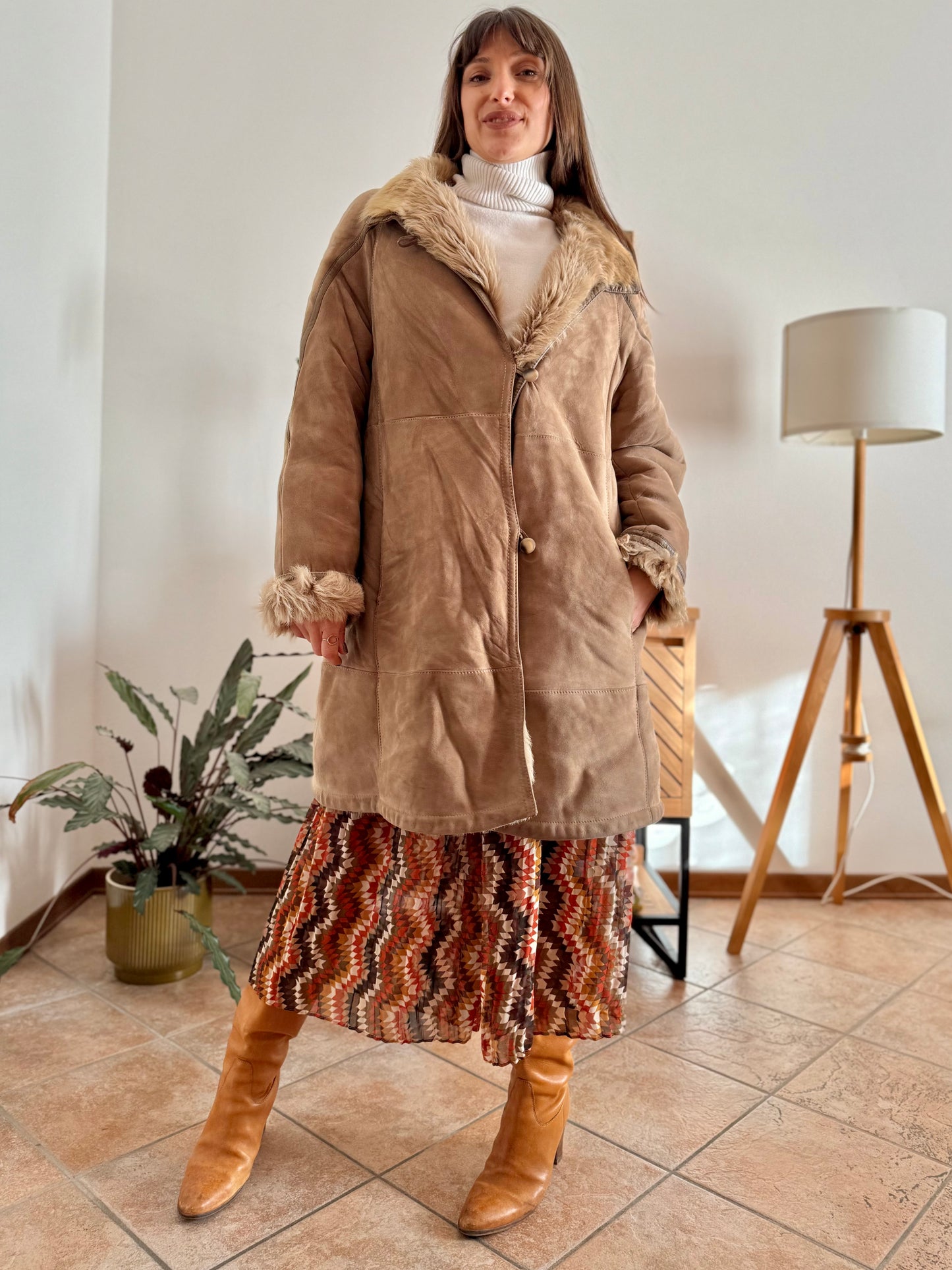 1970's vintage beige shearling montone coat with beige lining