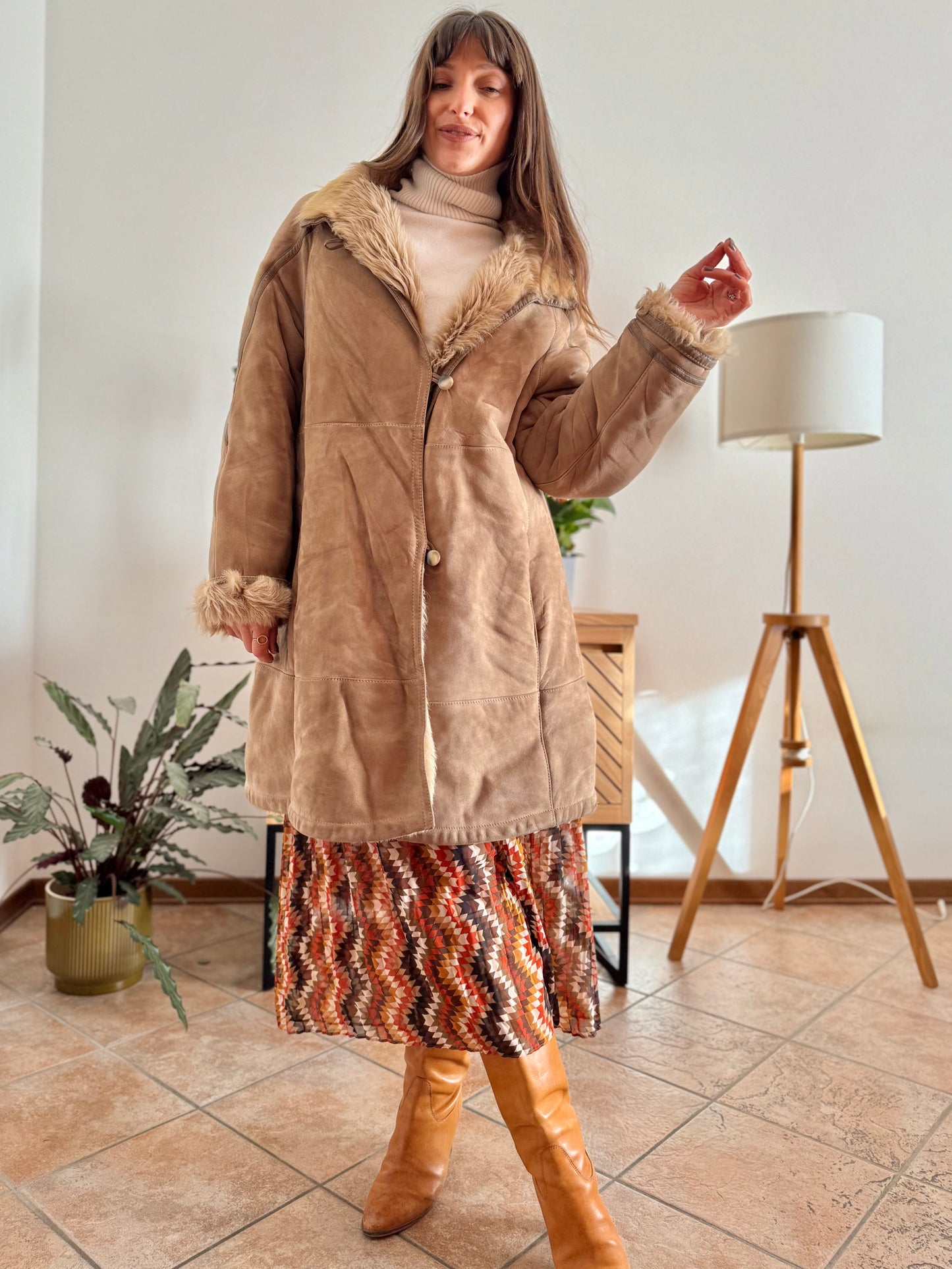 1970's vintage beige shearling montone coat with beige lining