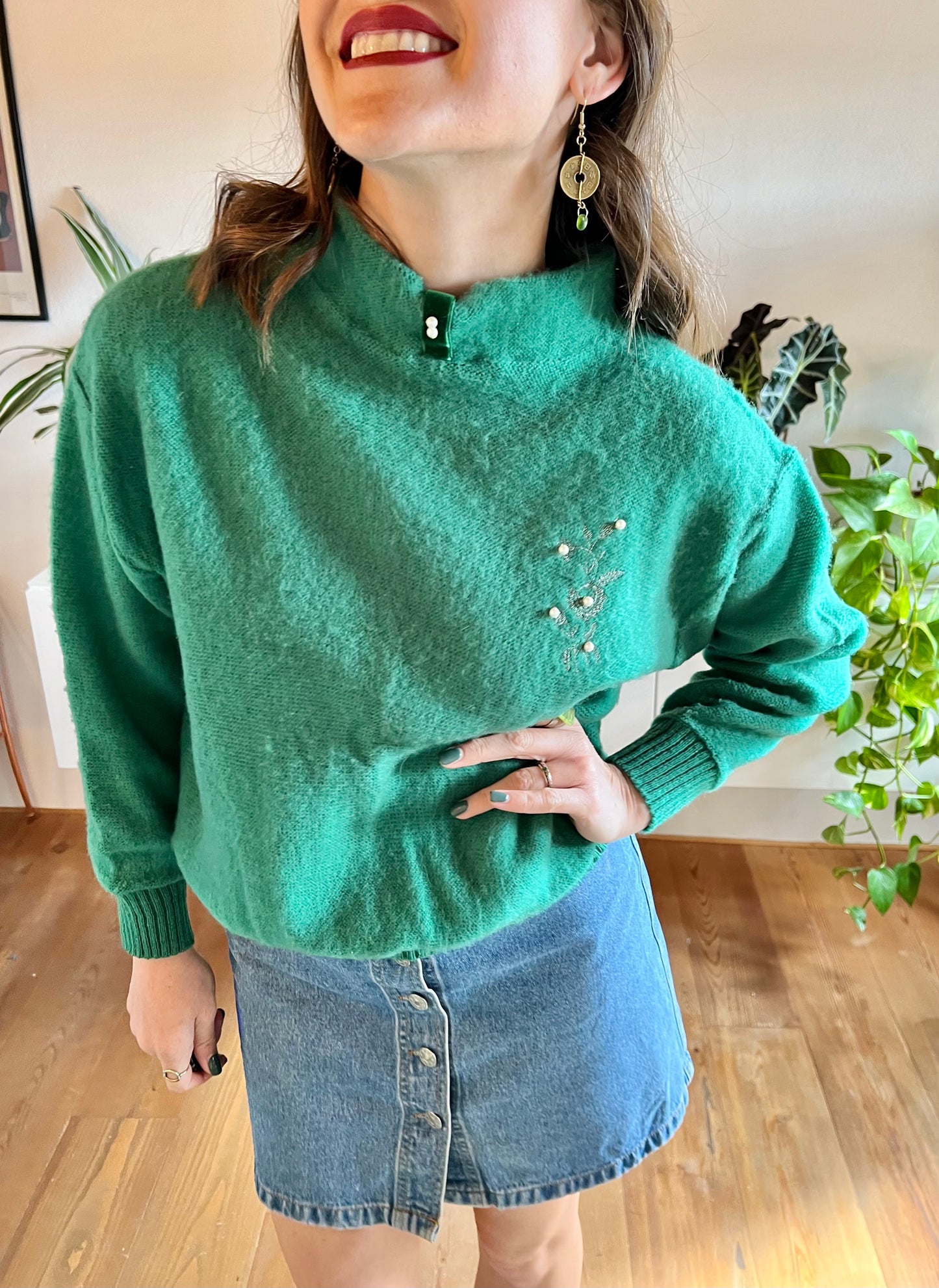 1960's vintage green lightweight pullover with embroidered floral detail