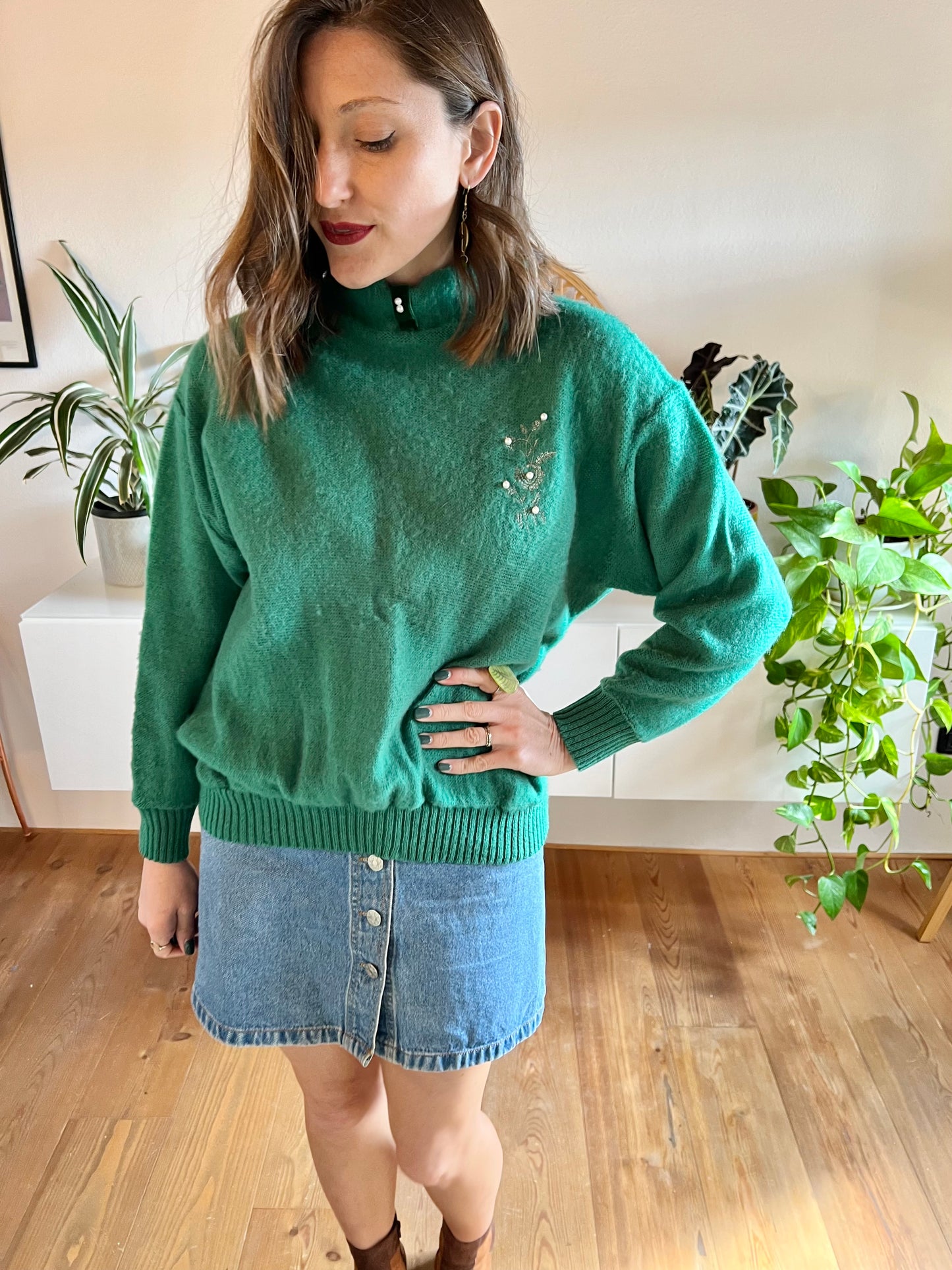 1960's vintage green lightweight pullover with embroidered floral detail