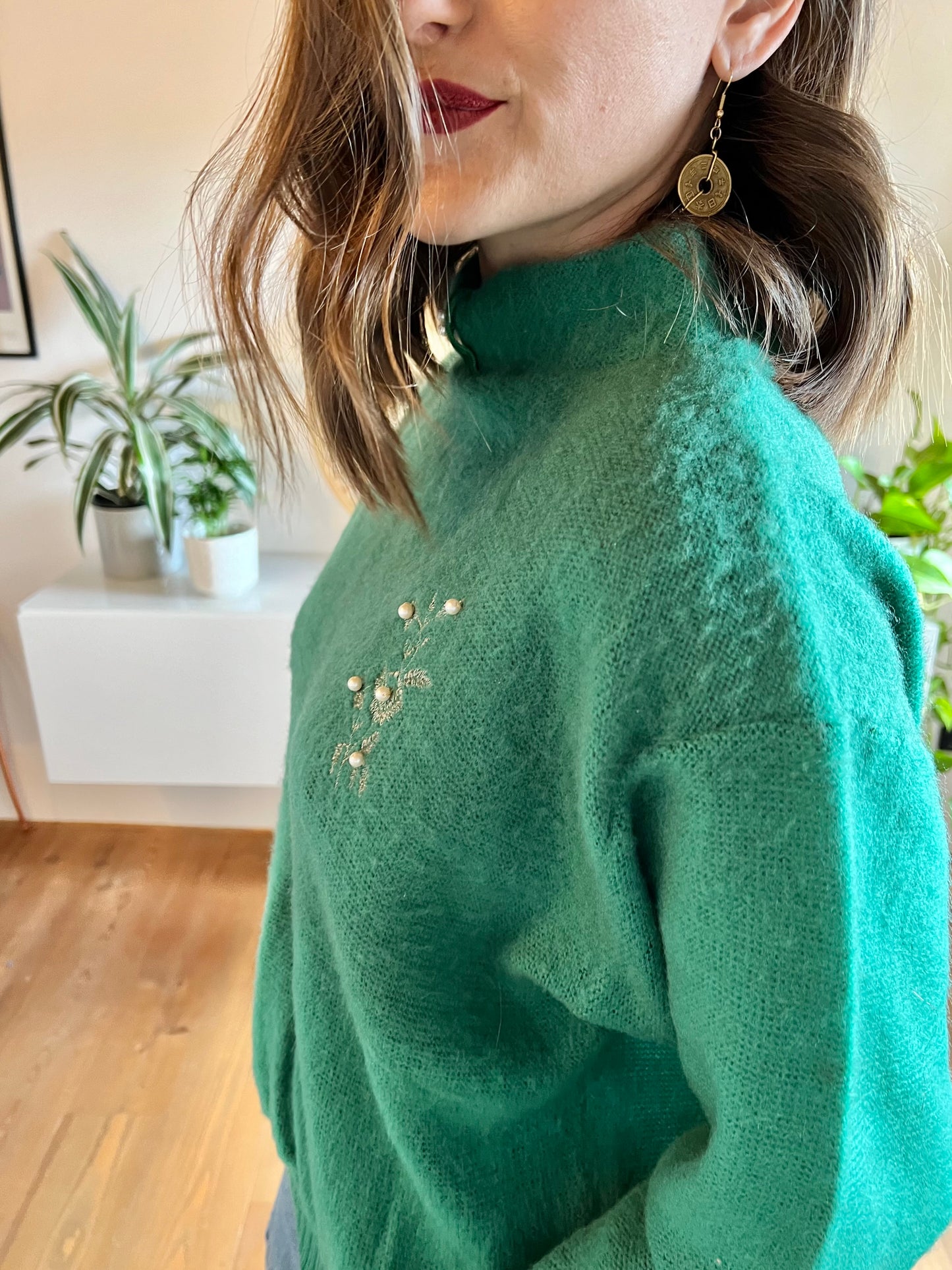 1960's vintage green lightweight pullover with embroidered floral detail