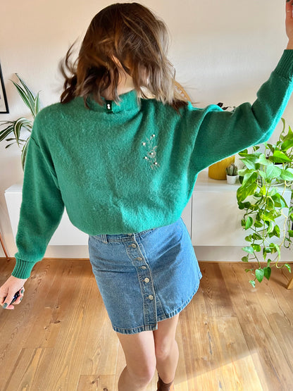 1960's vintage green lightweight pullover with embroidered floral detail