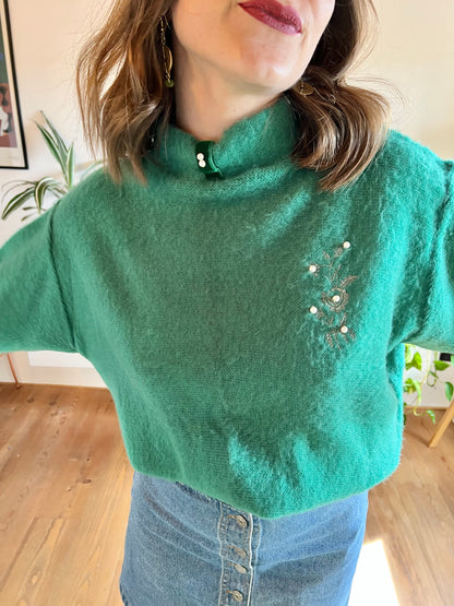 1960's vintage green lightweight pullover with embroidered floral detail