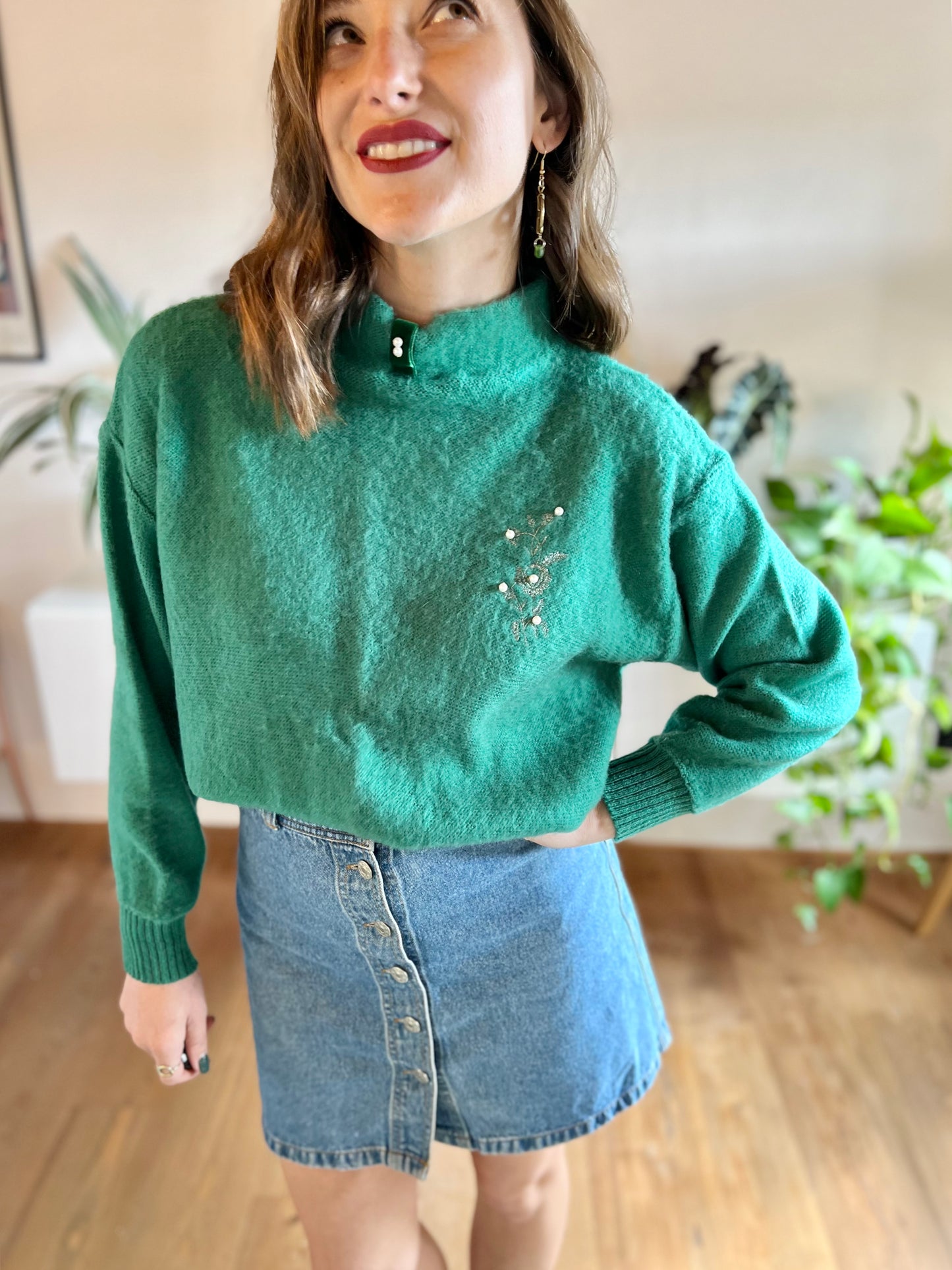 1960's vintage green lightweight pullover with embroidered floral detail