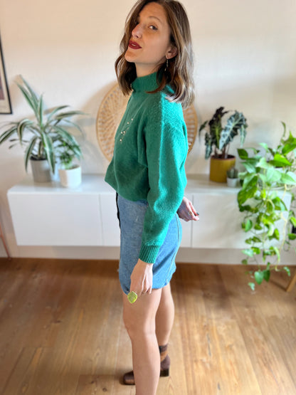 1960's vintage green lightweight pullover with embroidered floral detail