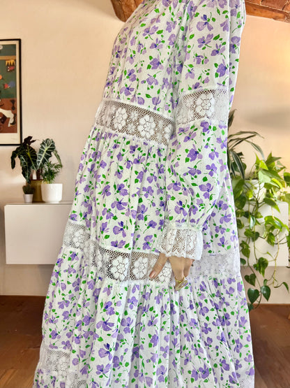 Abito lungo vintage anni '70 in stile prateria bianco con stampa floreale color lavanda