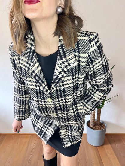 1970's vintage black and cream houndstooth plaid coat