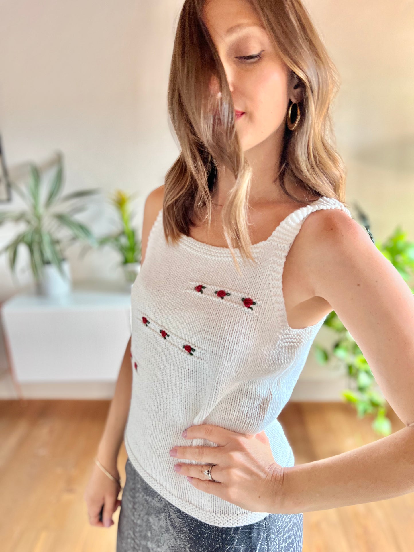 1970's vintage white knit with top with red rose details